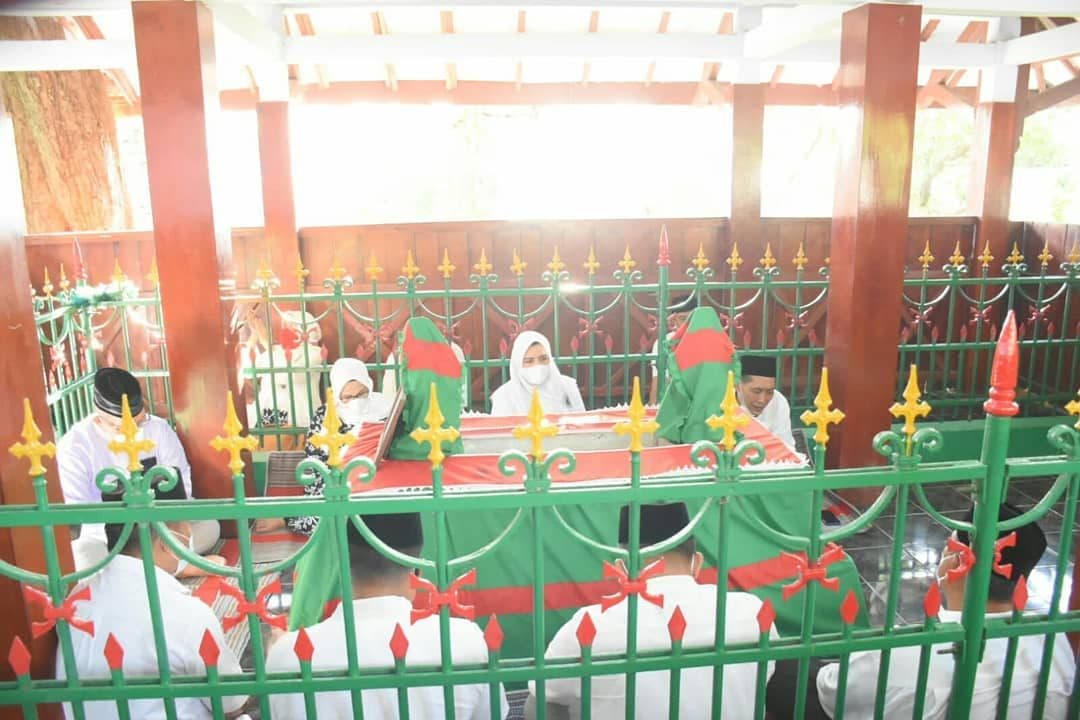 An image uploaded to Strapi called 999