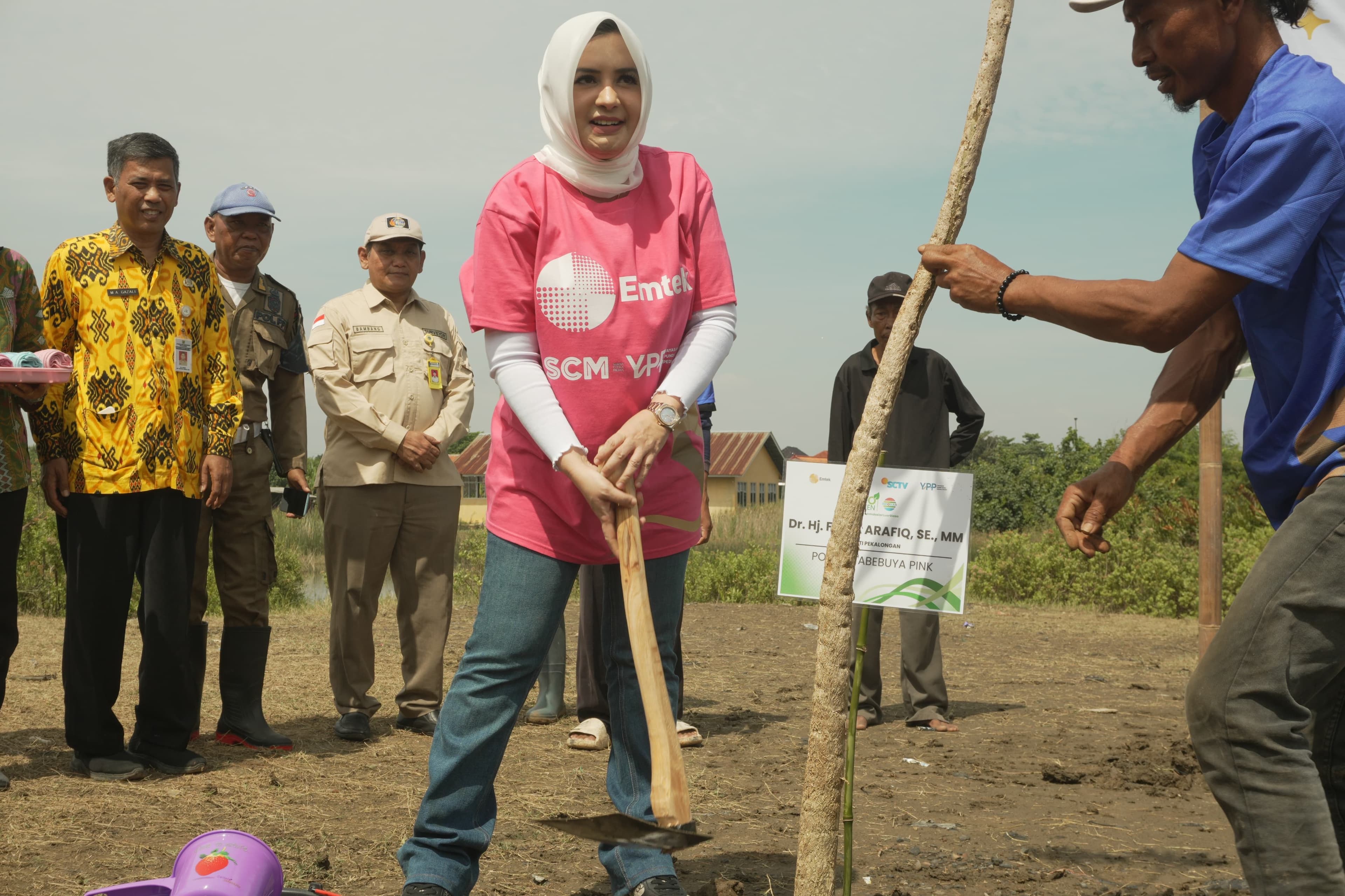 BUPATI PEKALONGAN LAKUKAN AKSI TANAM POHON UNTUK KAMPUNG SEMONET BARU
