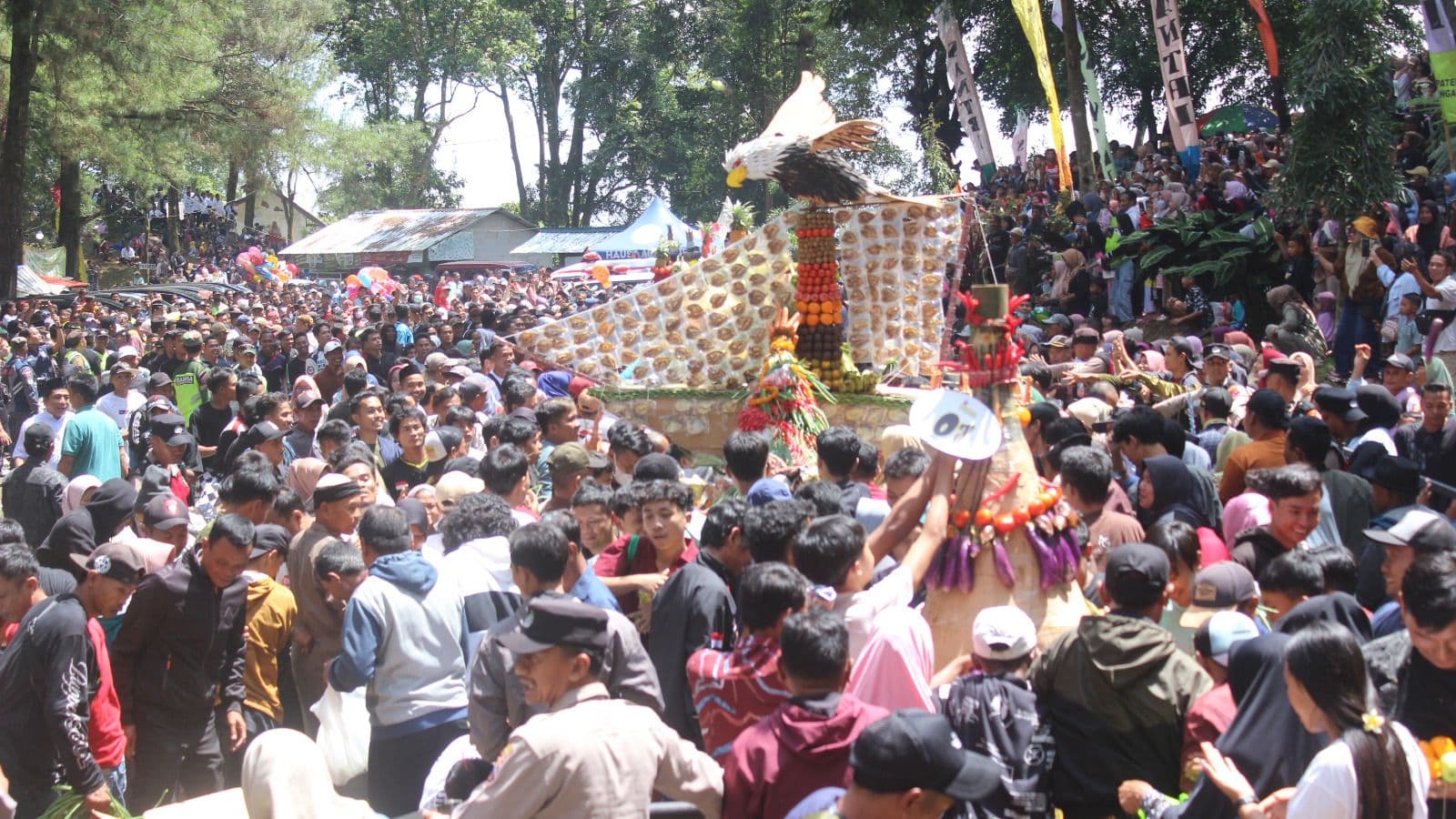 WARGA ANTUSIAS BEREBUT GUNUNGAN SYAWALAN LINGGOASRI 