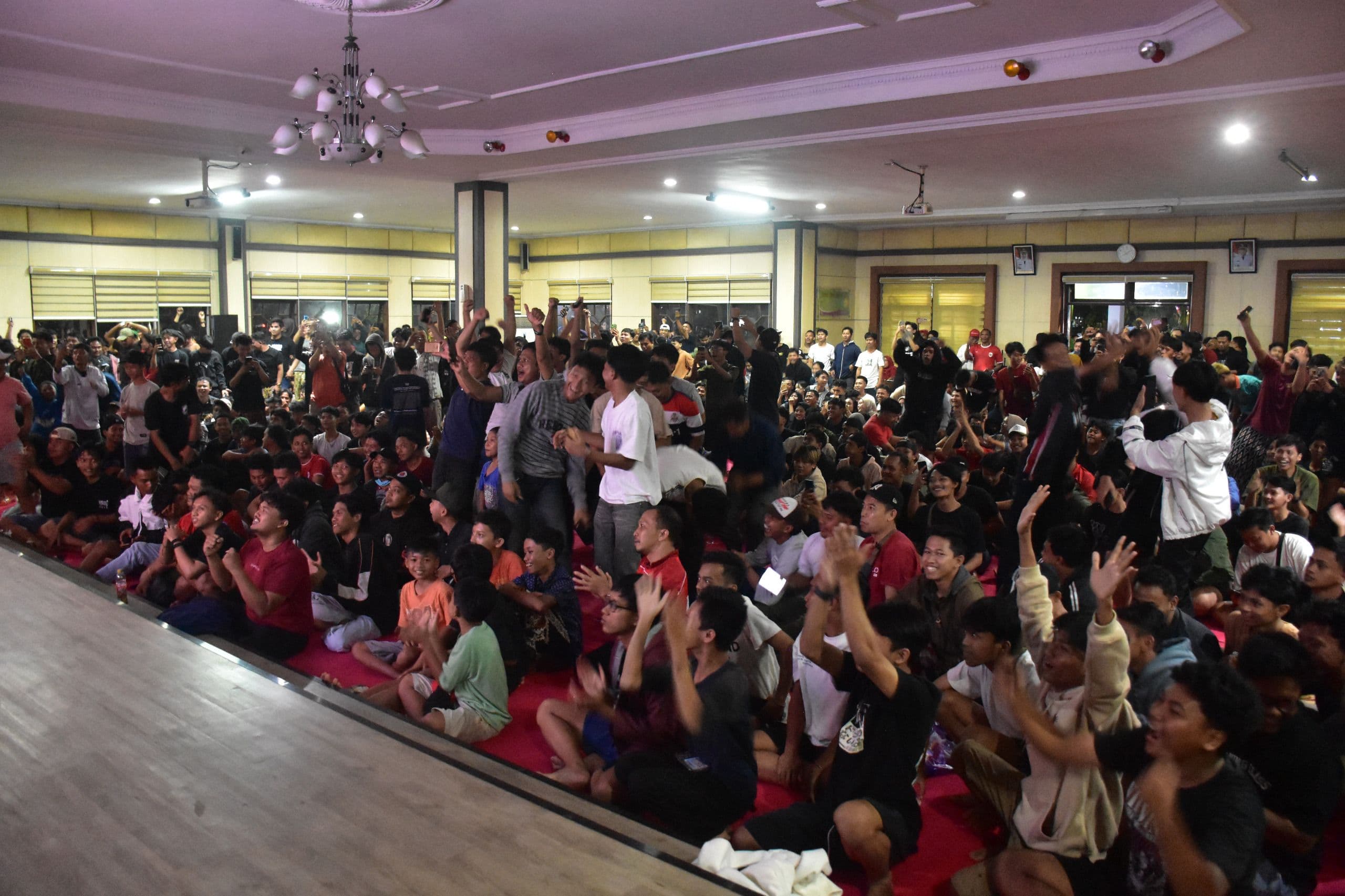 WARGA ANTUSIAS NOBAR TIMNAS INDONESIA VS CHINA DI AULA SETDA KABUPATEN PEKALONGAN BERLANGSUNG MERIAH.