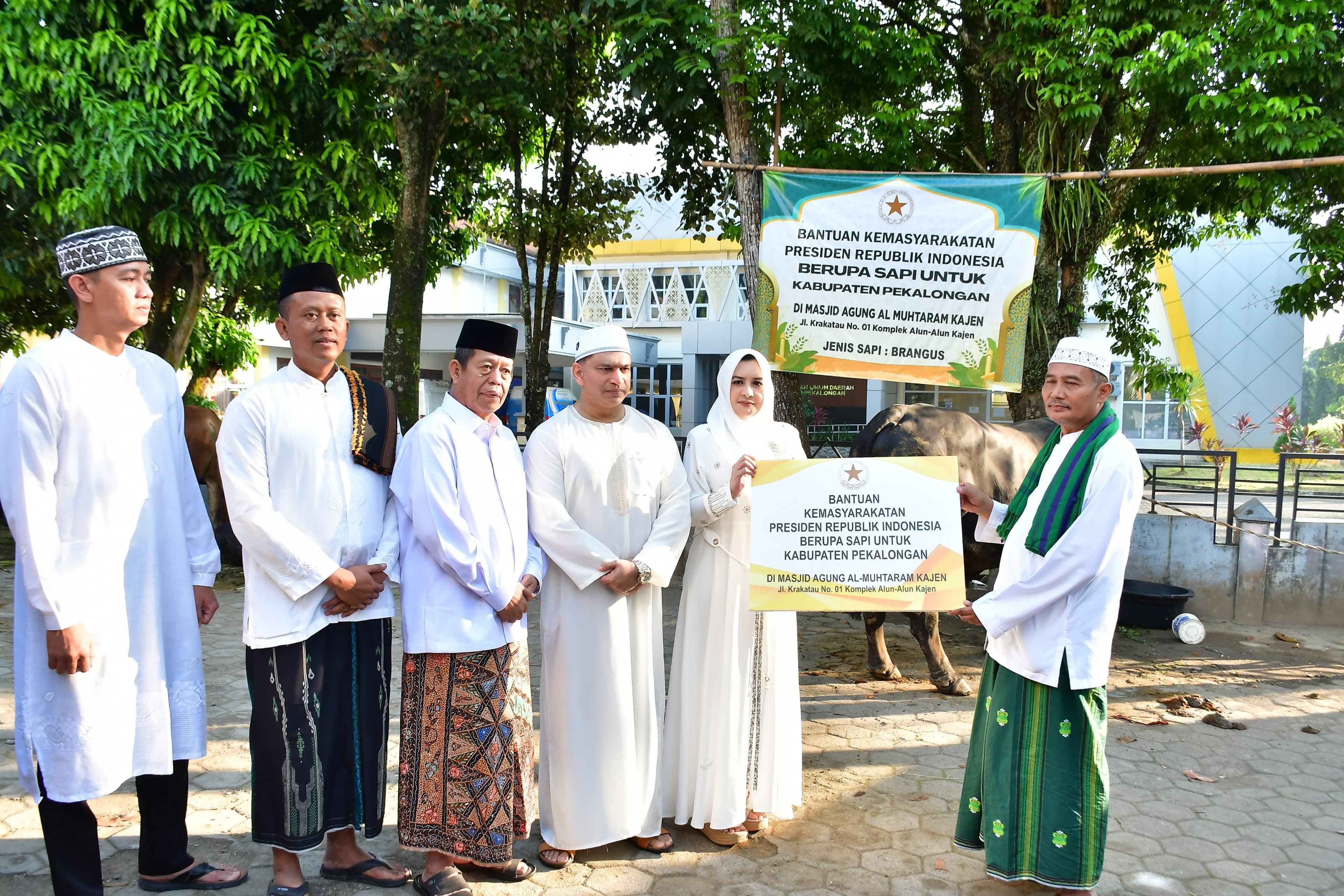 BUPATI FADIA SERAHKAN BANTUAN HEWAN QURBAN DARI PRESIDEN RI PRABOWO SUBIANTO