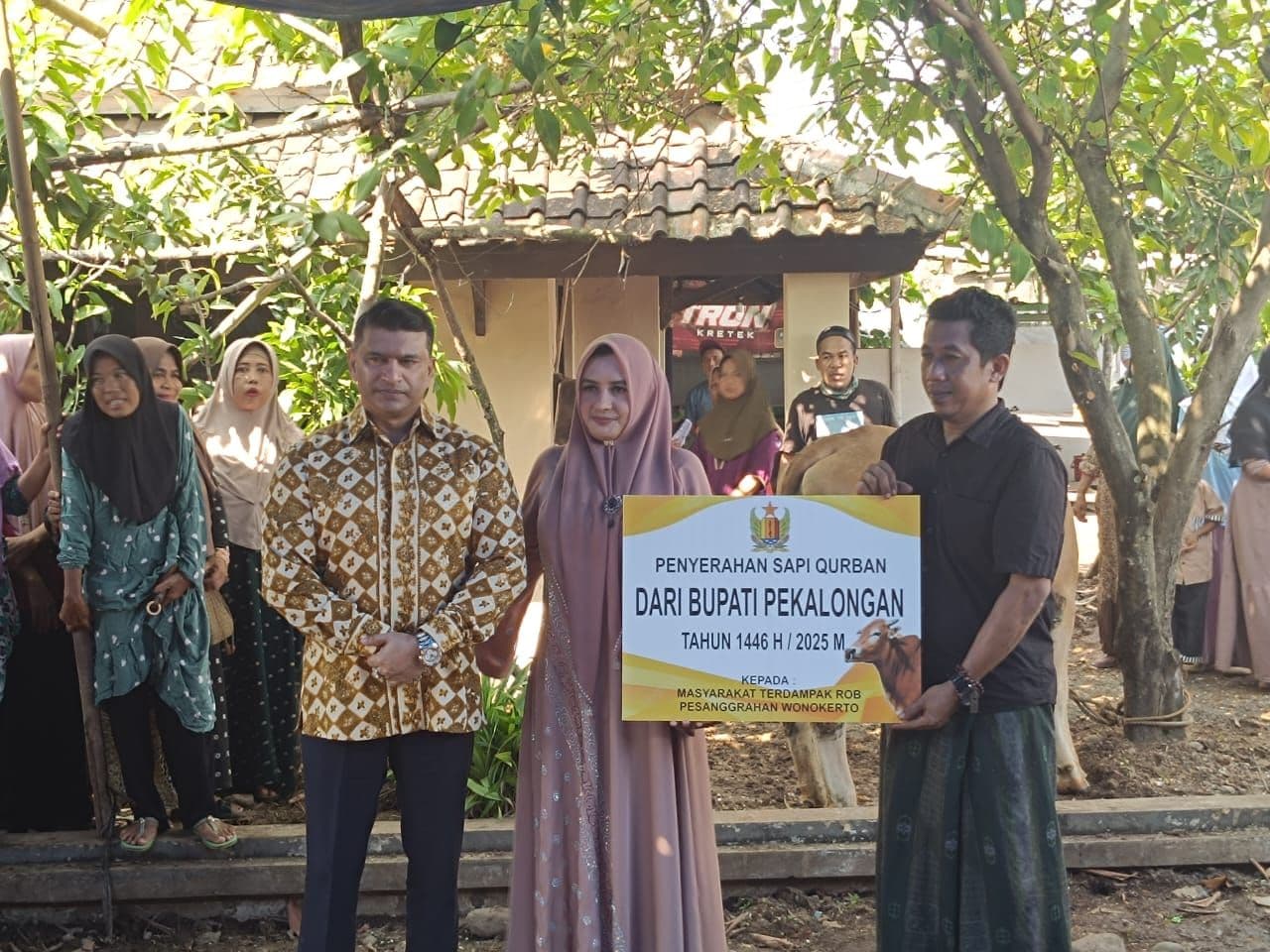 BUPATI FADIA SERAHKAN HEWAN KURBAN UNTUK WARGA TERDAMPAK ROB