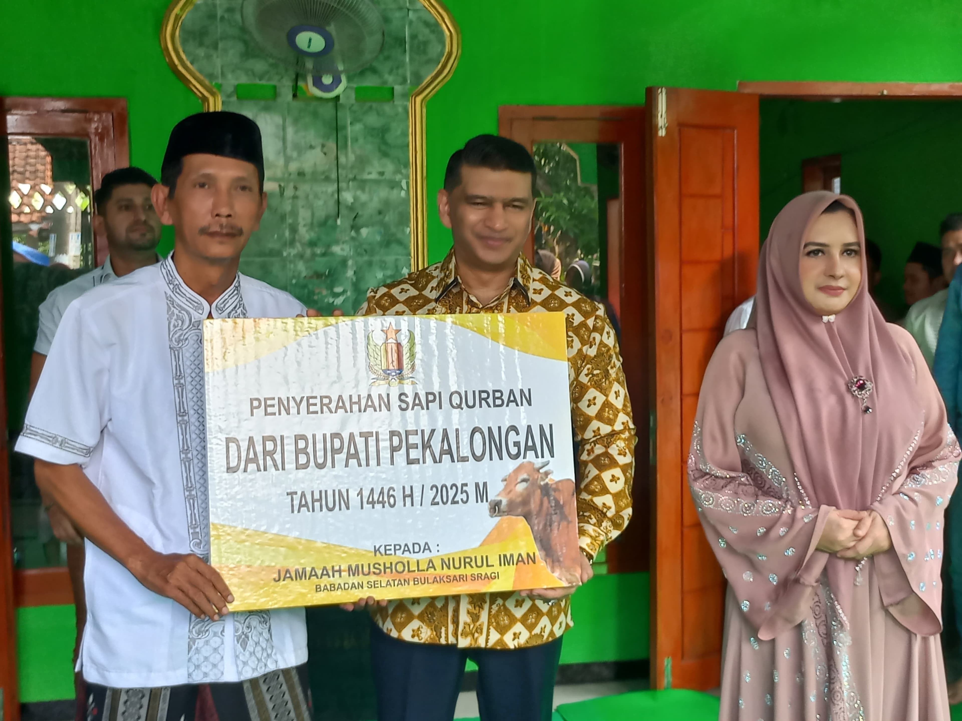 SERAHKAN HEWAN QURBAN, BUPATI PEKALONGAN BERTERIMAKASIH ATAS DUKUNGAN WARGA BULAKSARI SRAGI