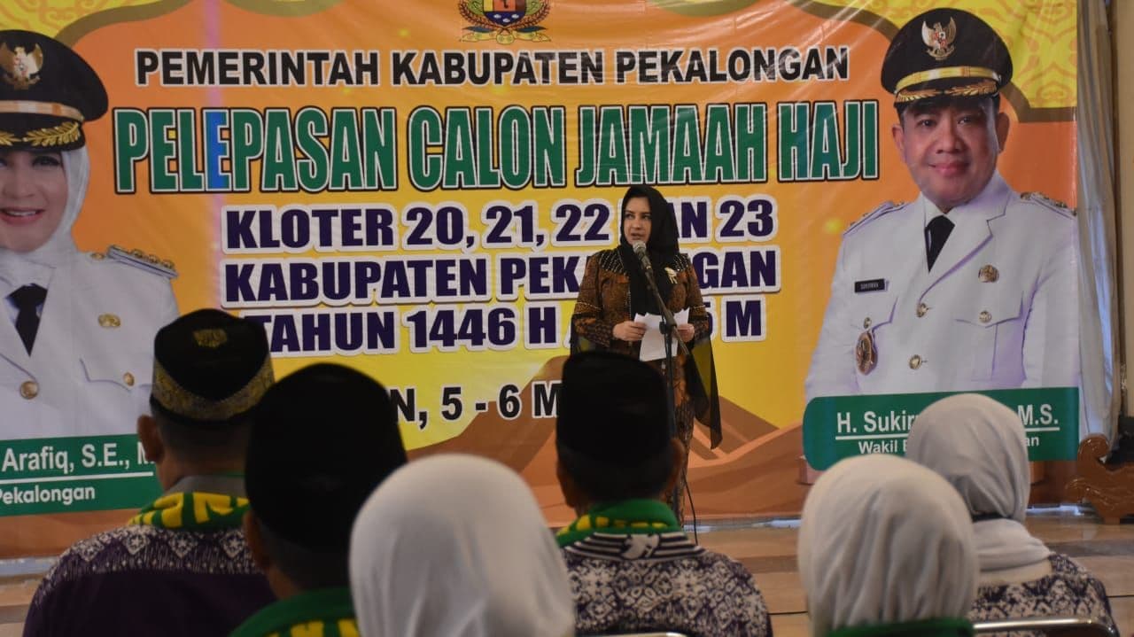 BUPATI PEKALONGAN LEPAS KEBERANGKATAN 356 JAMAAH CALON HAJI KLOTER 22 TAHUN 2025
