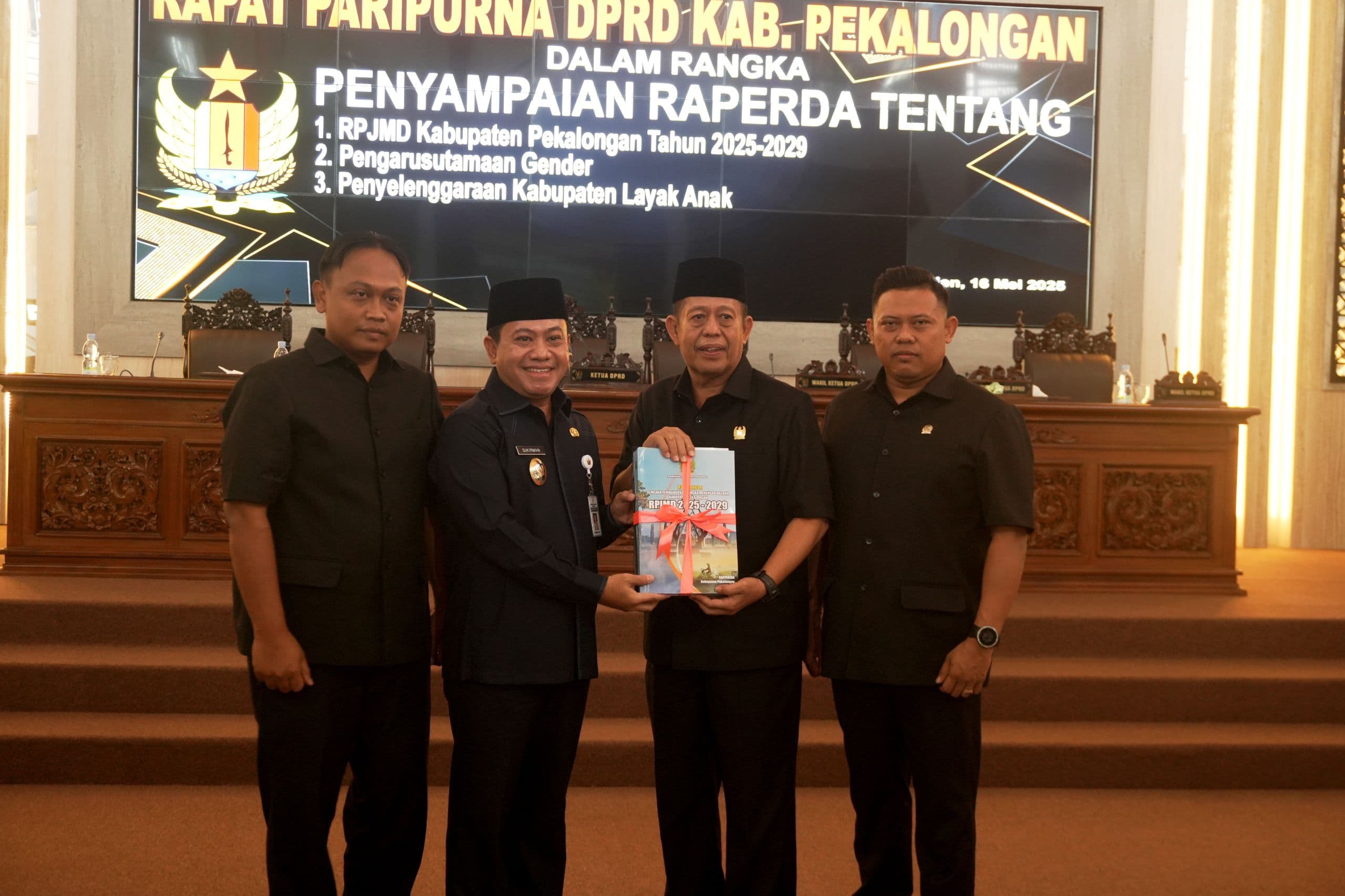 RAPAT PARIPURNA DPRD, WAKIL BUPATI PEKALONAGN SAMPAIKAN TIGA RAPERDA STRATEGIS