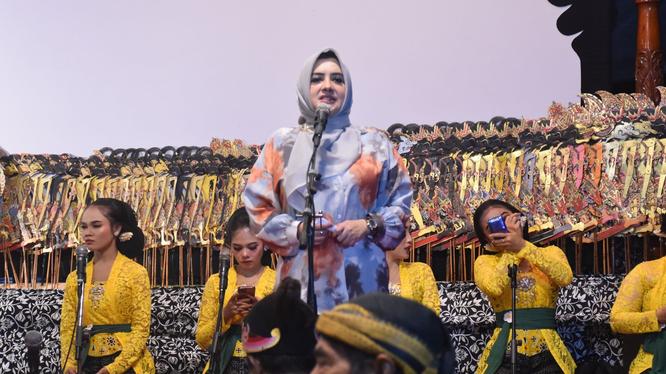 SAMBANGI SEDEKAH BUMI DESA SINANGOHPRENDENG, BUPATI FADIA BERIKAN 10 UNIT PJU.