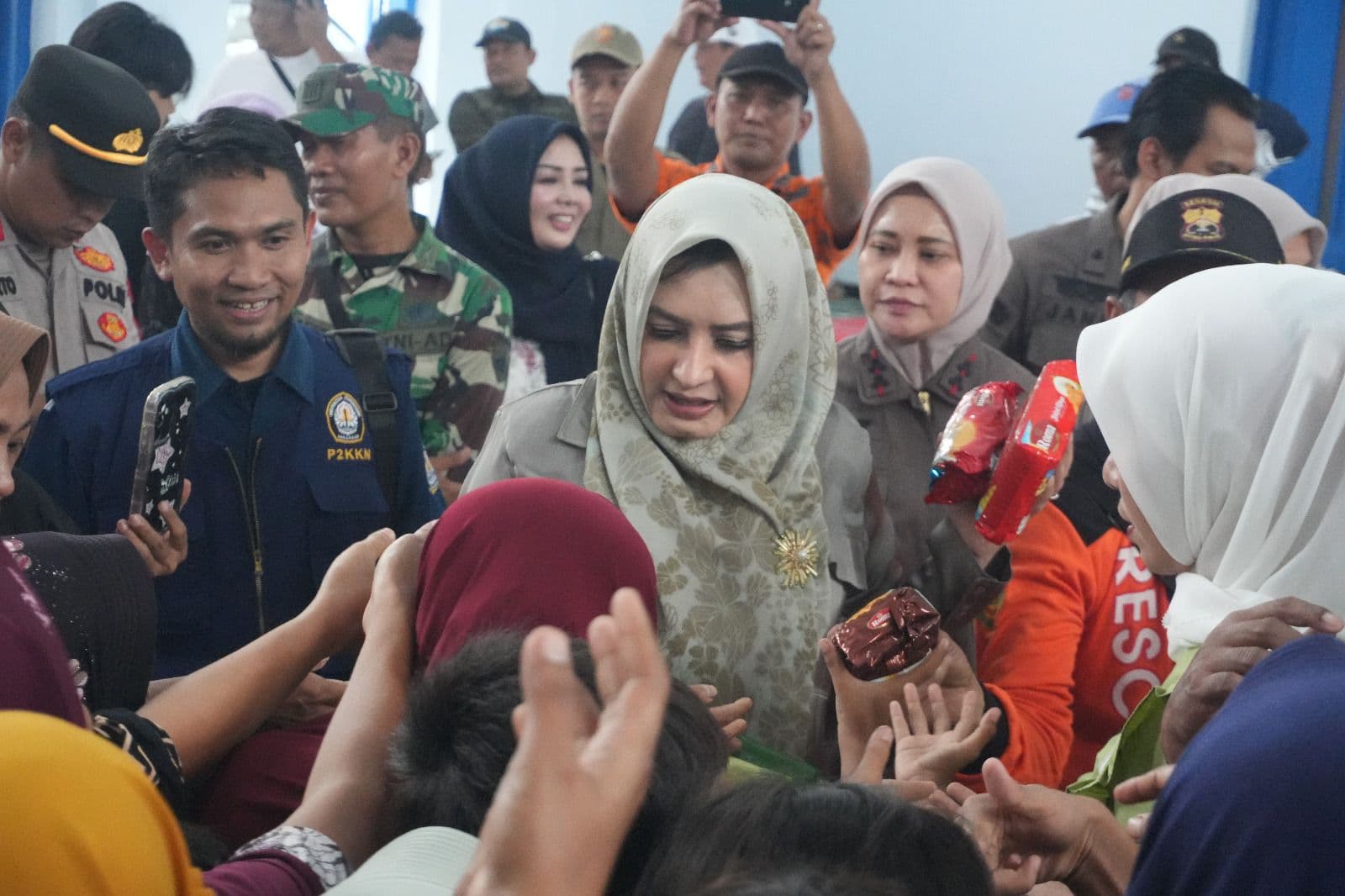 BUPATI TINJAU KORBAN BANJIR DI POSKO PENGUNGSIAN WIRADESA