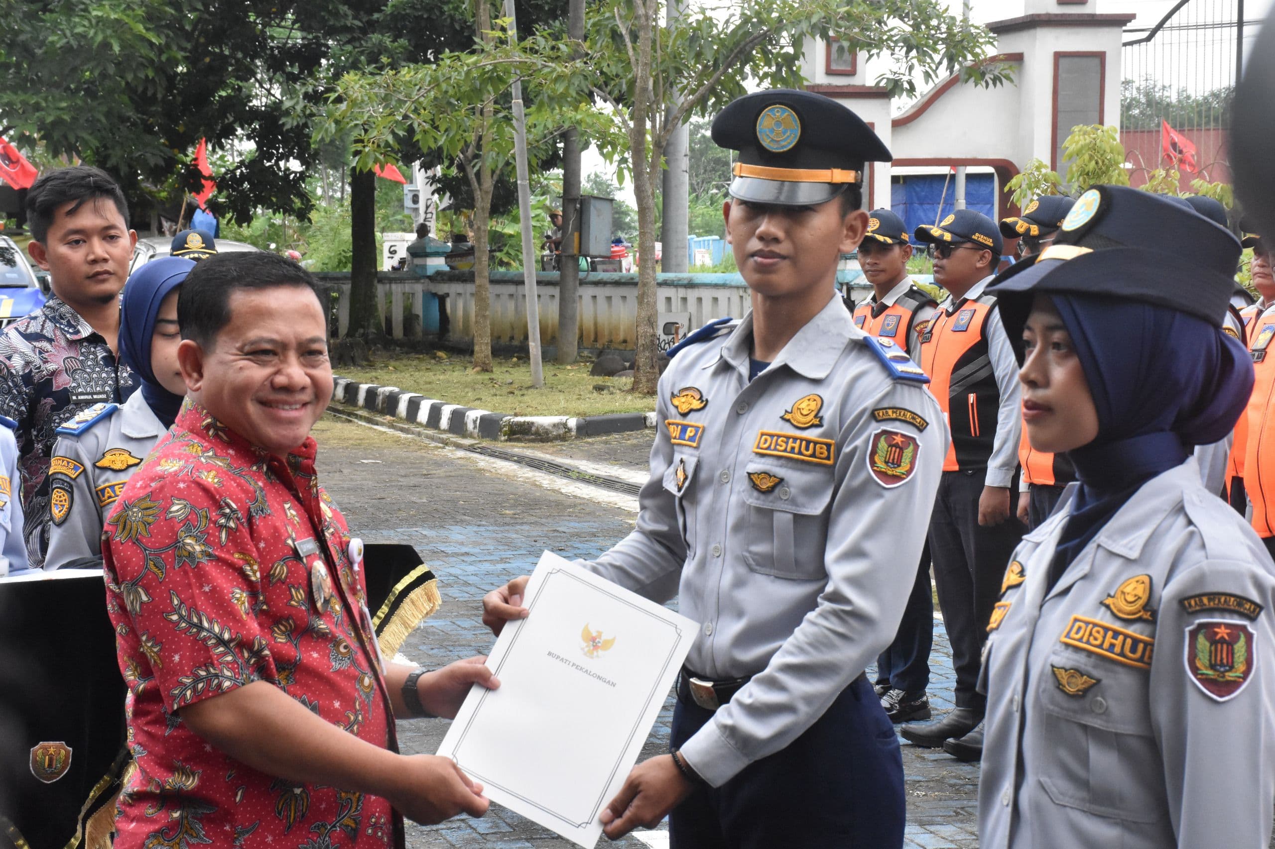 PERKUAT PELAYANAN PUBLIK, 8 CPNS BARU DINAS PERHUBUNGAN KABUPATEN PEKALONGAN RESMI TERIMA SK