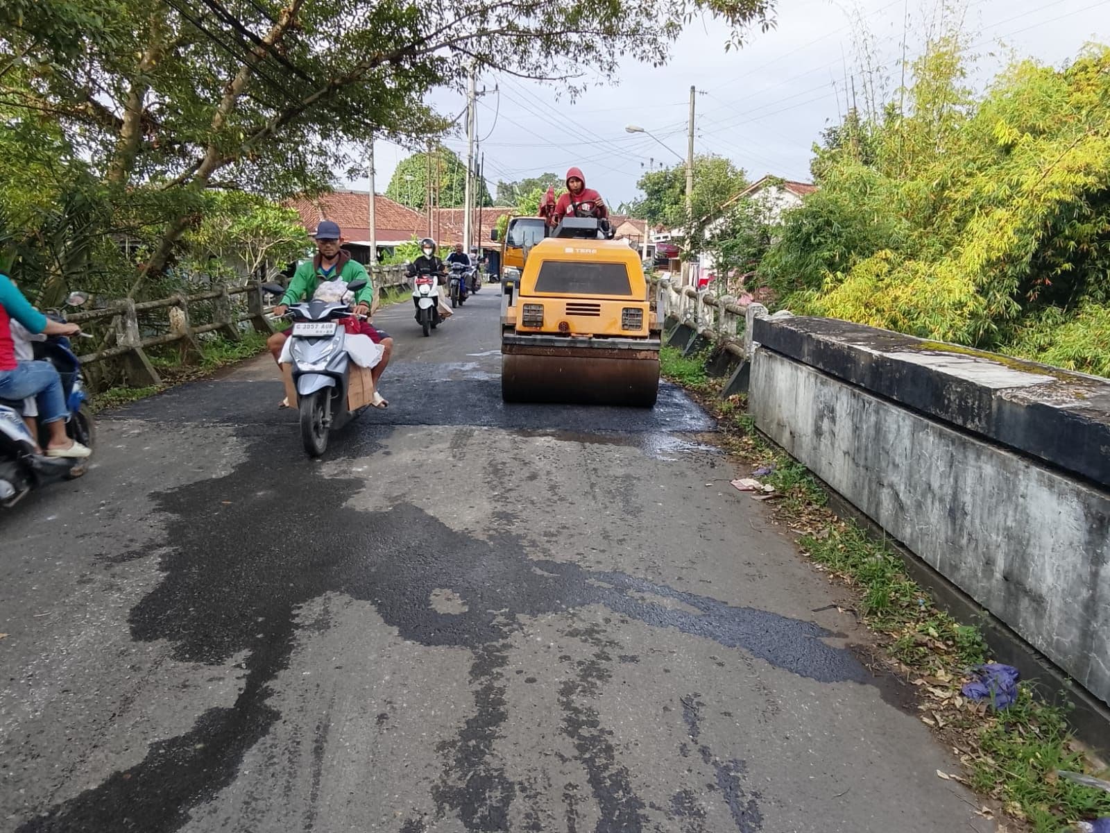 PEMKAB PEKALONGAN LAKUKAN PERBAIKAN JALAN JELANG LEBARAN