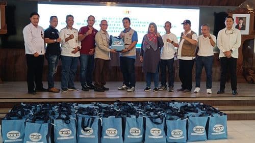 PEMKAB PEKALONGAN TERIMA BANTUAN SEMBAKO DARI WAKIL PRESIDEN RI