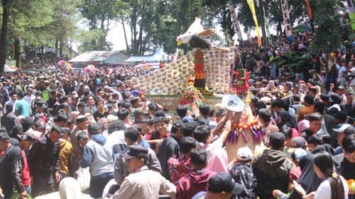 WARGA ANTUSIAS BEREBUT GUNUNGAN SYAWALAN LINGGOASRI 