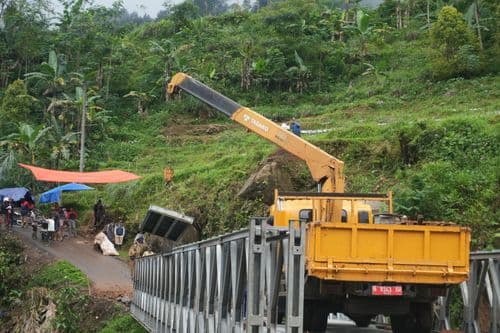 PEMBANGUNAN JEMBATAN BAILEY TEMBELAN CAPAI 90 PERSEN, DITARGETKAN RAMPUNG DALAM DUA HARI