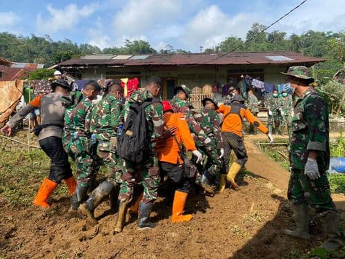 HARI KE 4, TIM SAR TEMUKAN JENAZAH KE 23 KORBAN LONGSOR