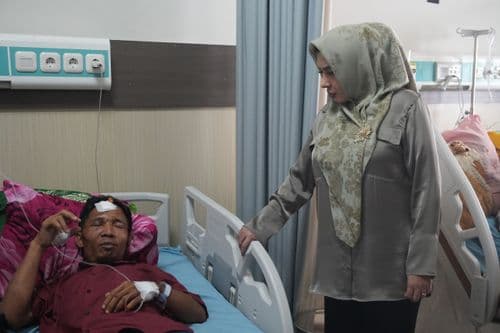 KUNJUNGI KORBAN LONGSOR PETUNGKRIYONO DI RSUD KAJEN, BUPATI FADIA : ‘’INI MENJADI PERHATIAN KHUSUS KITA MENJAMIN PERAWATANNYA’’