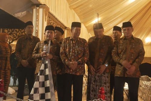 LEPAS KEBERANGKATAN KLOTER 20, WABUP HIMBAU JAMAAH HAJI AGAR TERTIB DALAM MELAKSANAKAN IBADAH HAJI