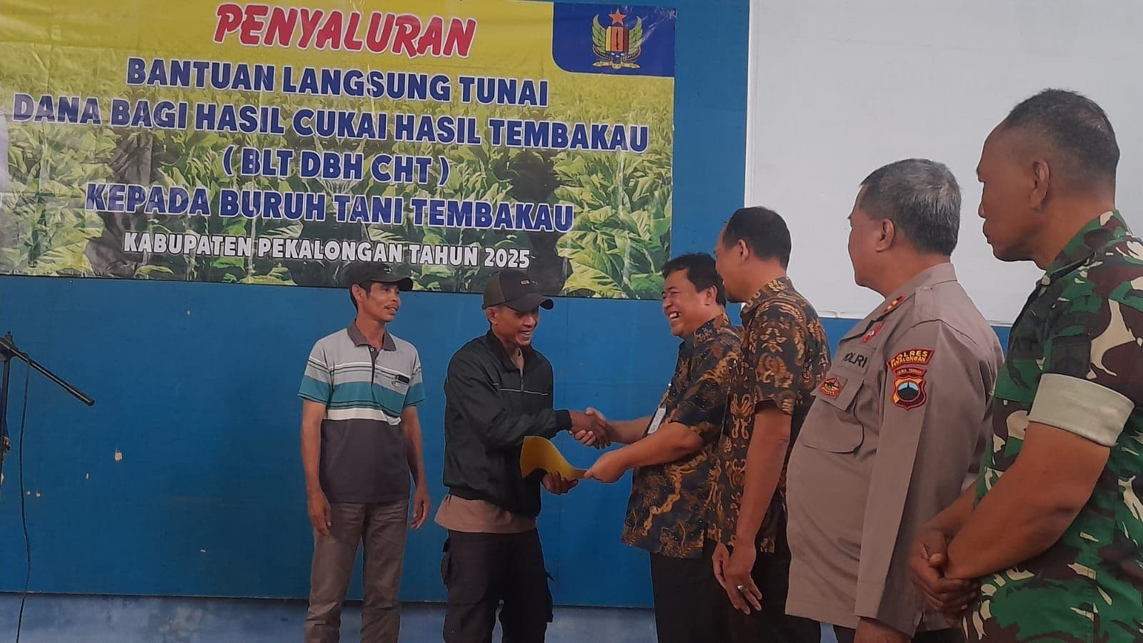 779 BURUH TANI TEMBAKAU TERIMA BLT DBH CHT