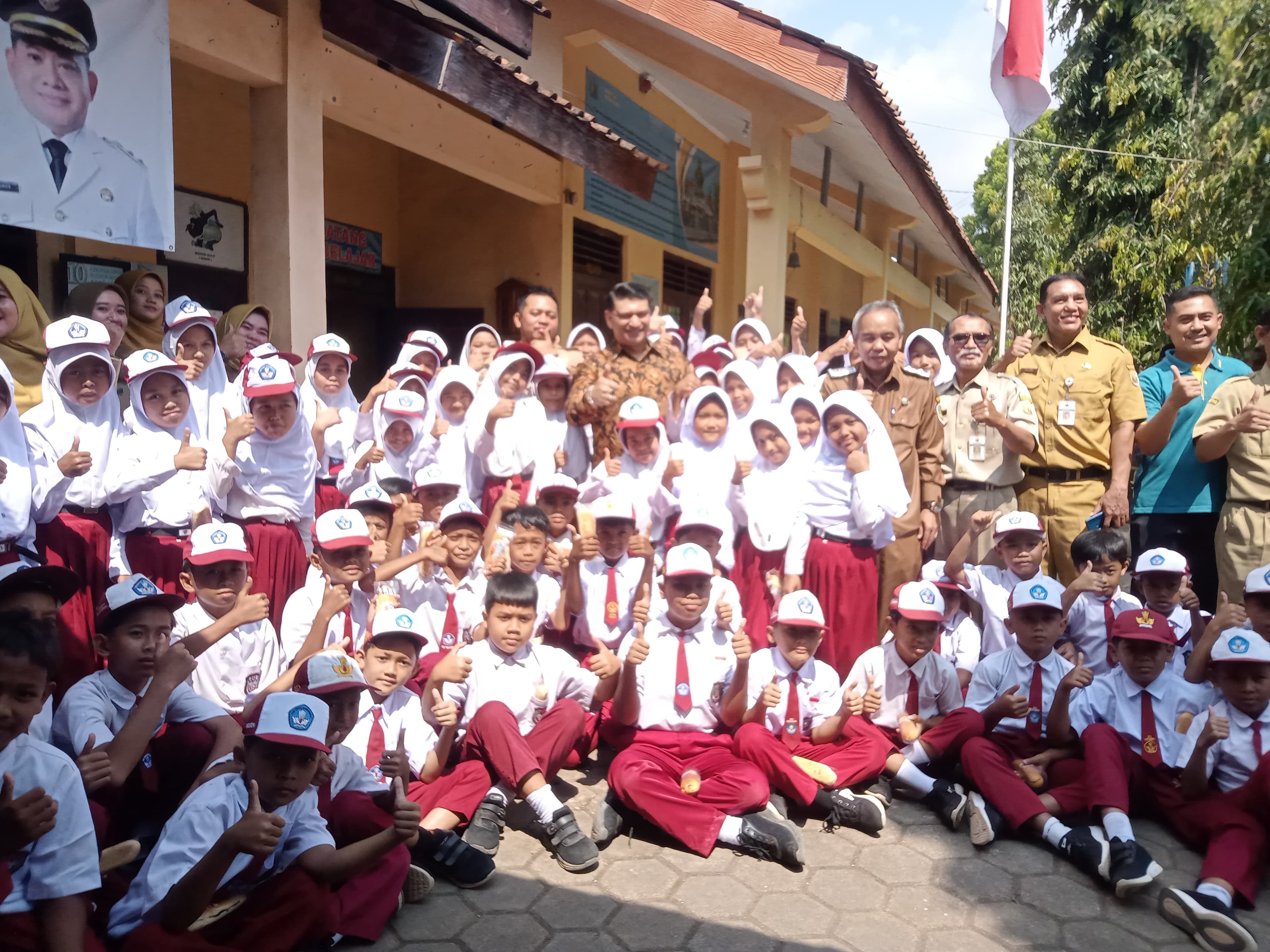 ANGGOTA DPR RI ASHRAFF ABU RESPON CEPAT ADANYA KABAR SISWA BELAJAR TANPA KURSI DAN MEJA