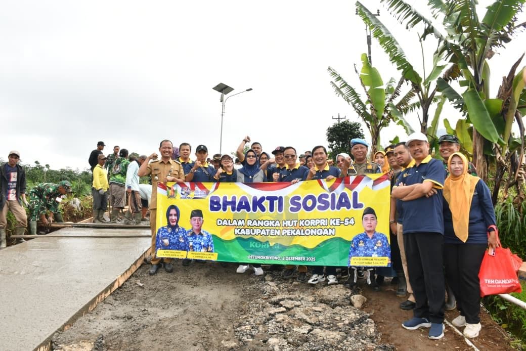 BAKTI SOSIAL HUT KORPRI KE-54 DI PETUNGKRIYONO: PEMKAB SALURKAN TALI KASIH DAN TINJAU JALAN TERDAMPAK LONGSOR