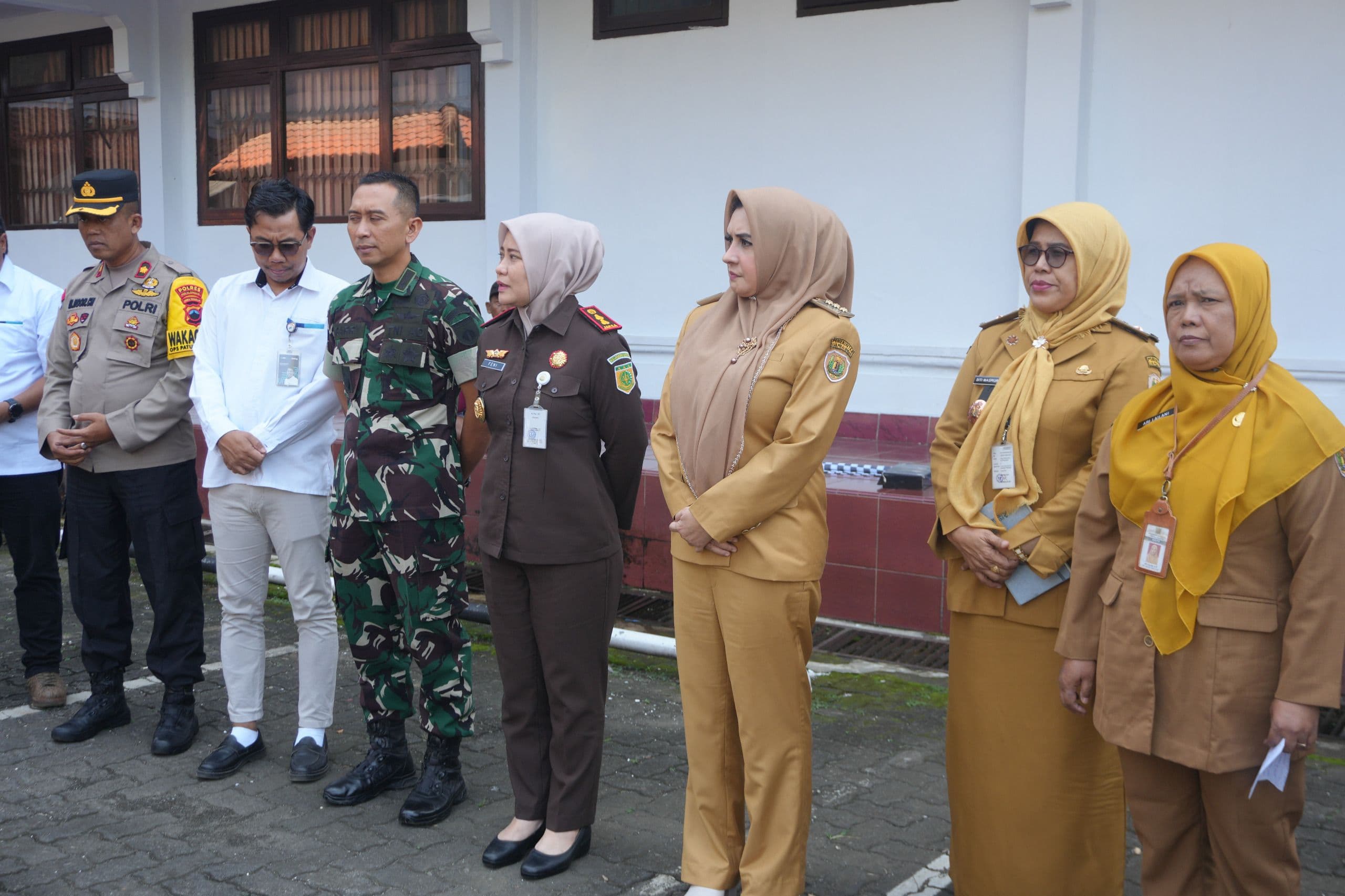 BANTUAN BERAS 20 KG DIGELONTORKAN UNTUK WARGA MISKIN KABUPATEN PEKALONGAN