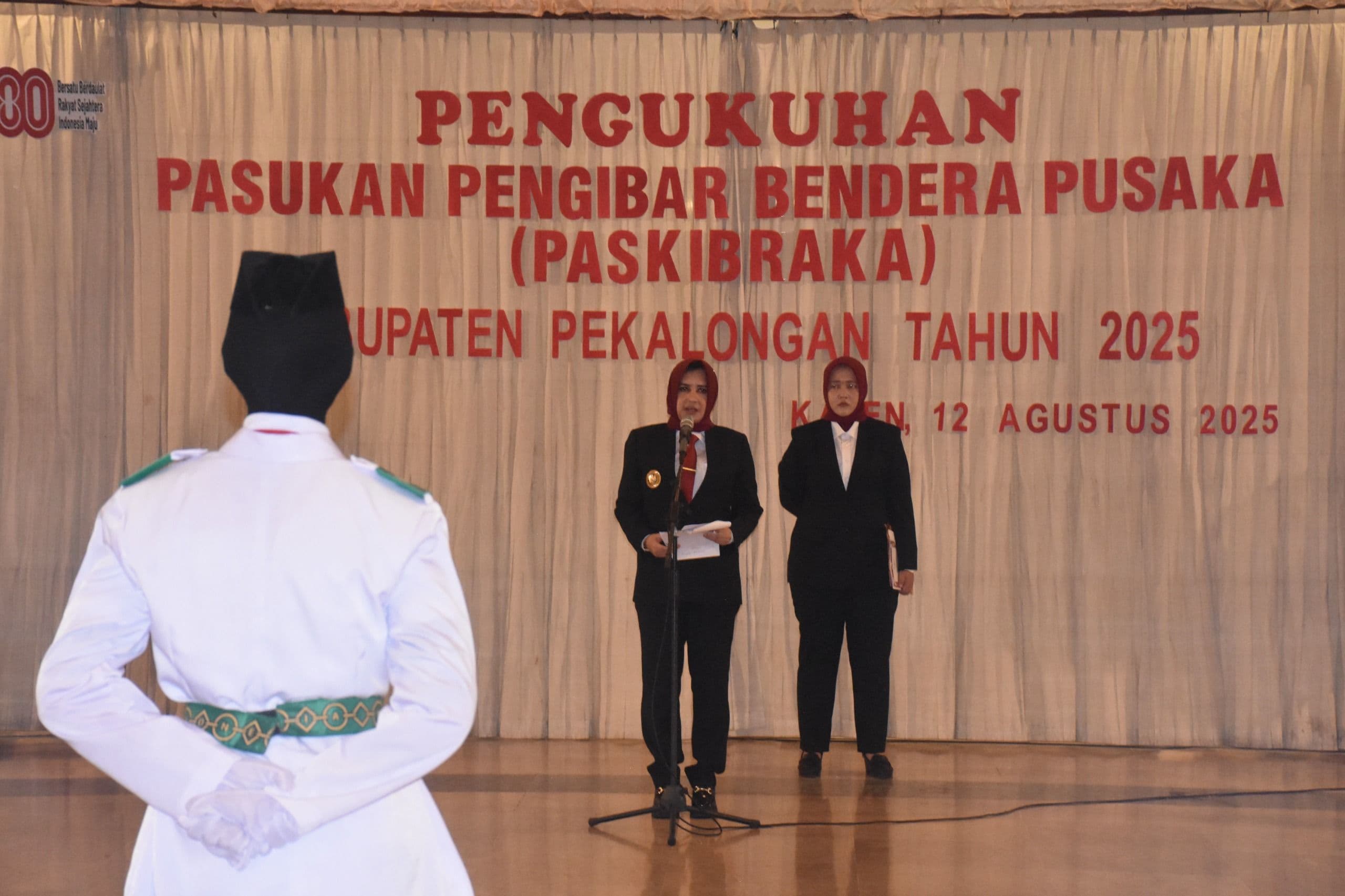 BUPATI KUKUHKAN 73 ANGGOTA PASKIBRA KABUPATEN PEKALONGAN, SIAP KIBARKAN MERAH PUTIH DI HUT RI KE-80