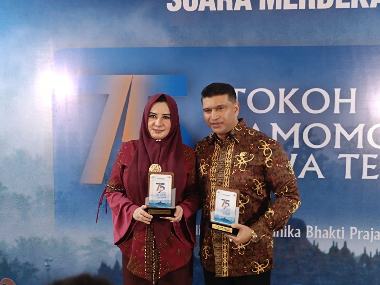 BUPATI PEKALONGAN DAN SUAMI TERIMA PENGHARGAAN TOKOH PAMOMONG 2025