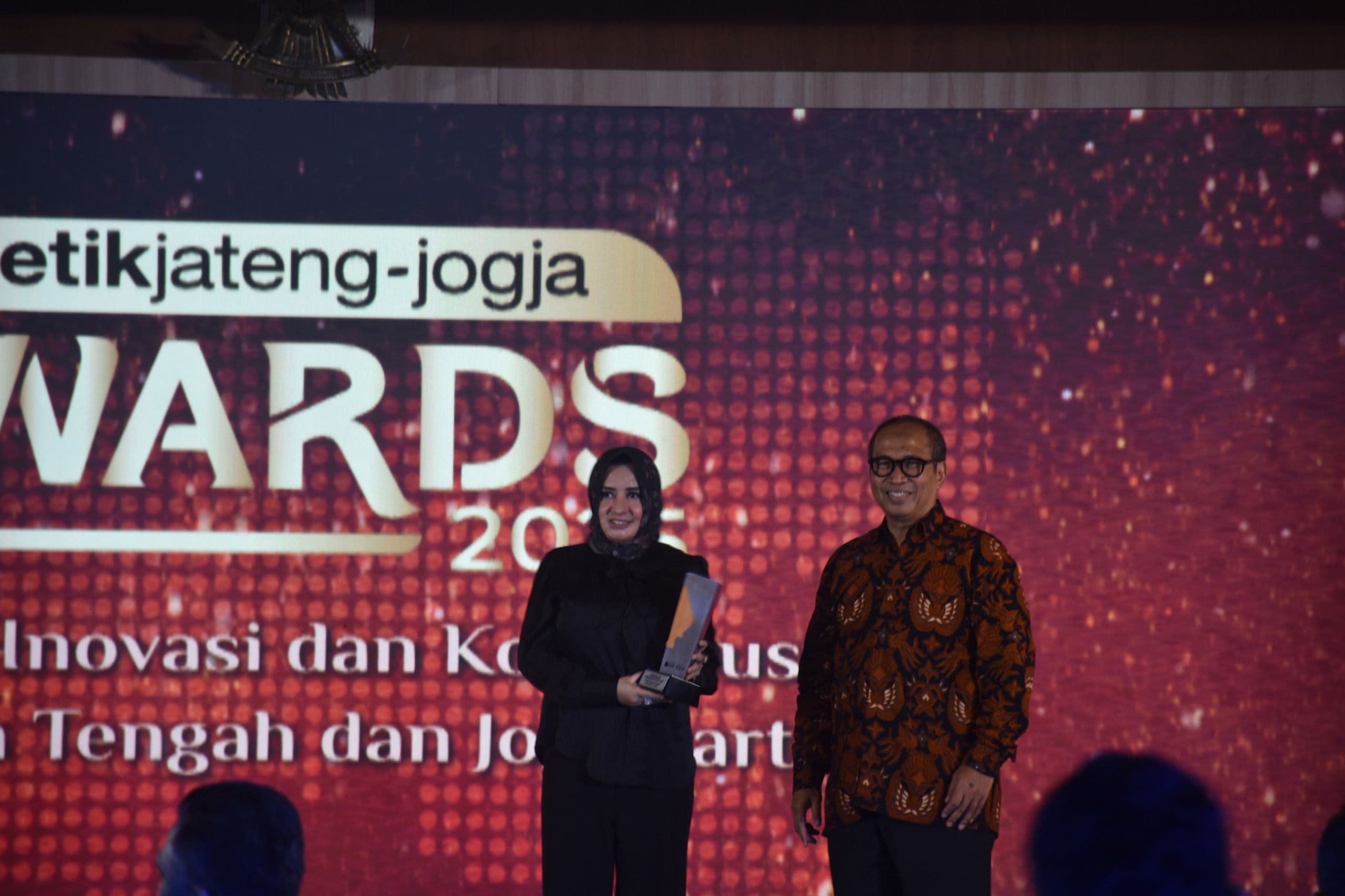 BUPATI PEKALONGAN RAIH PENGHARGAAN “PEMIMPIN PEDULI KESEHATAN MASYARAKAT” DI JOGJA JATENG AWARD 2025