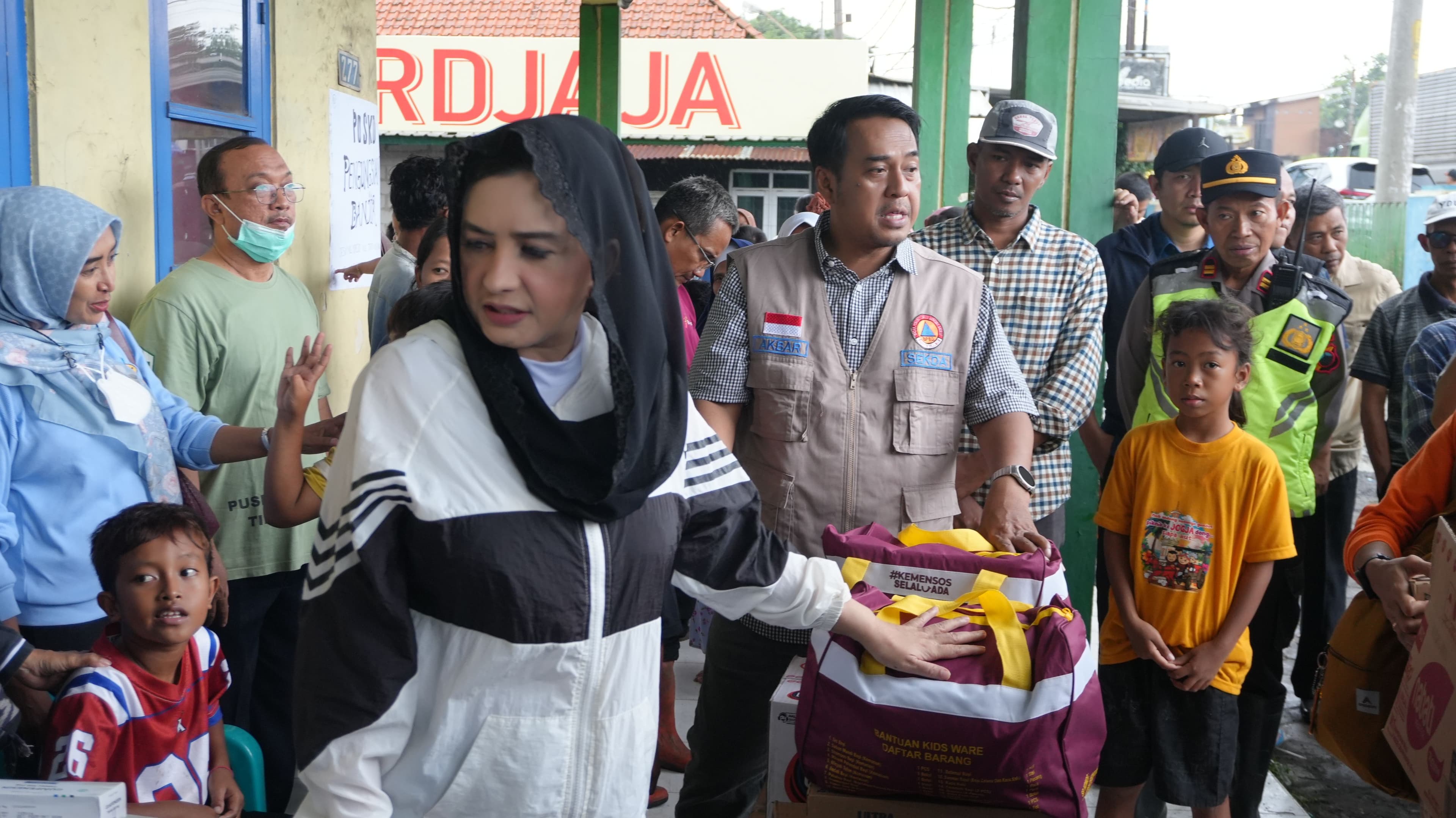 BUPATI PEKALONGAN PANTAU PENGUNGSI BANJIR, PASTIKAN LOGISTIK AMAN DAN RUMAH POMPA BERFUNGSI