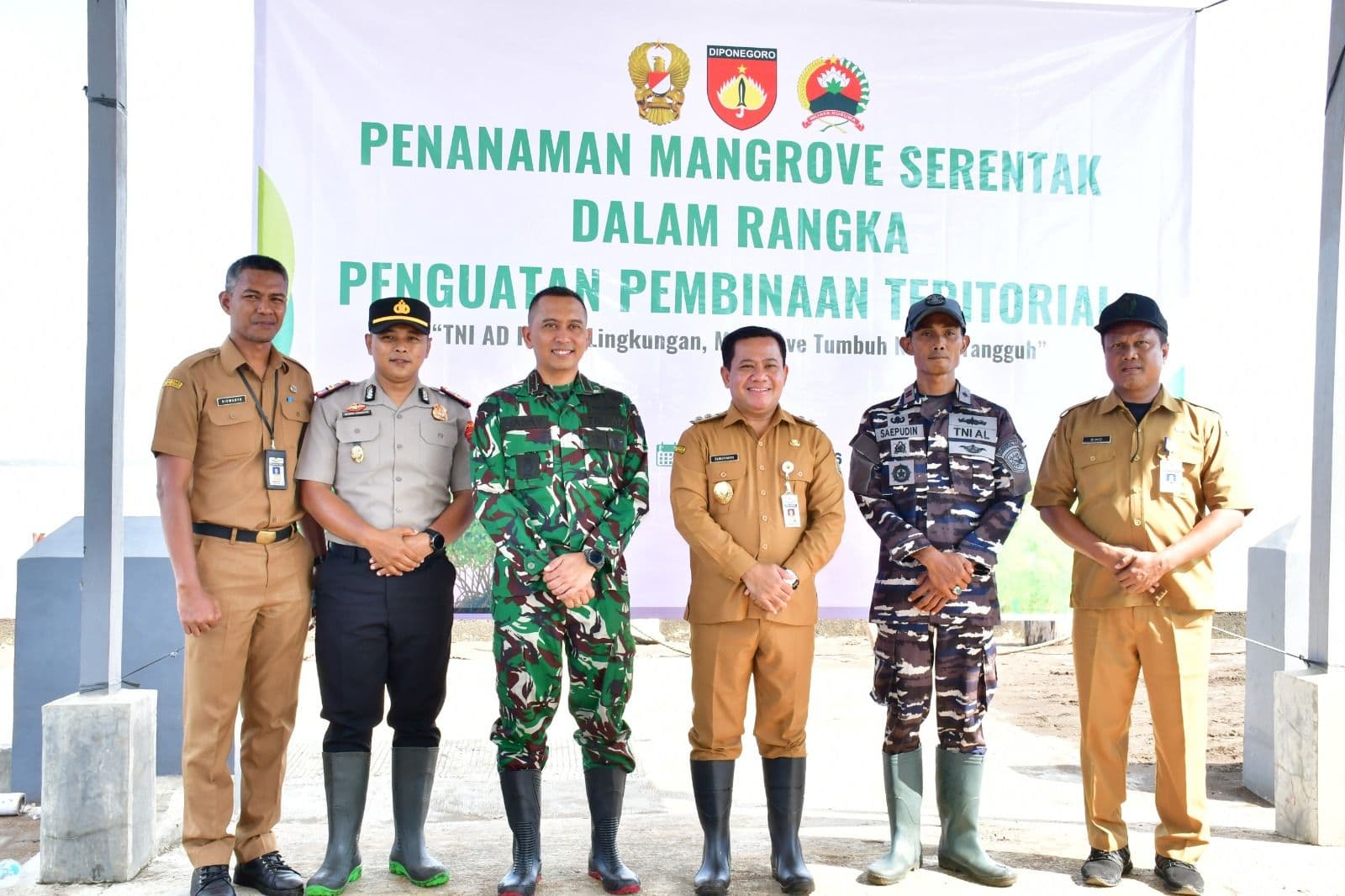 CEGAH ABRASI, RIBUAN MANGROVE DITANAM SERENTAK DI PANTAI WONOKERTO