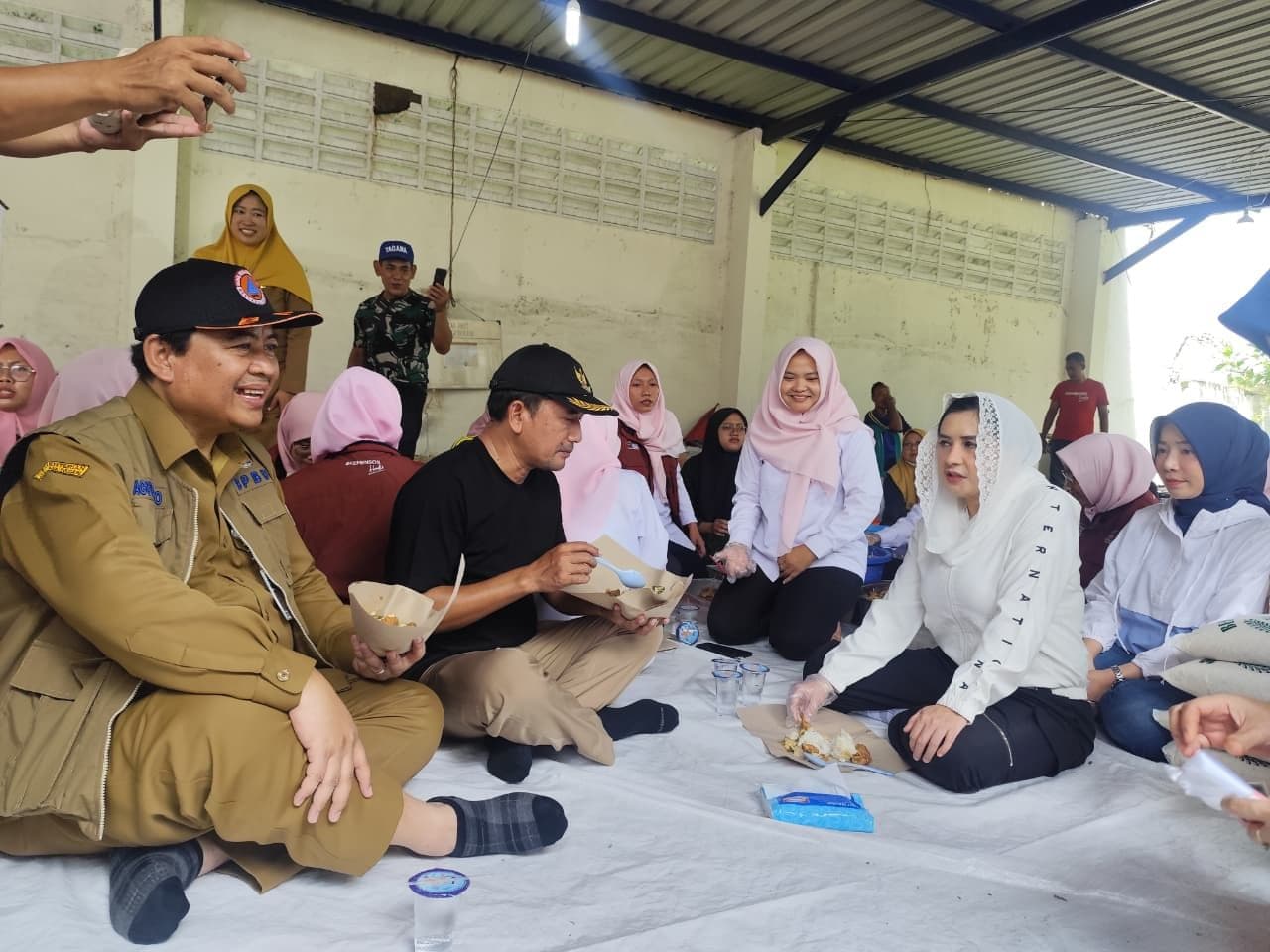 DAPUR UMUM PEMKAB PEKALONGAN, LAYANI 12 TITIK PENGUNGSI BANJIR