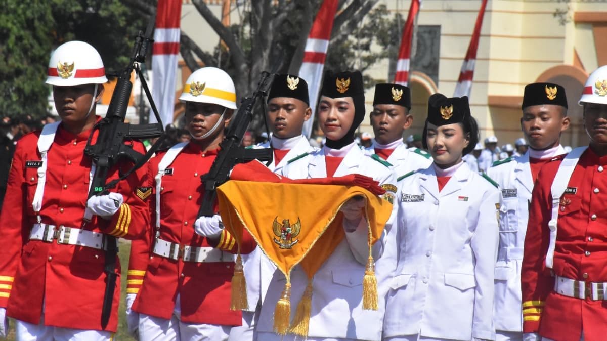 DIRGAHAYU RI KE-80, PEMKAB PEKALONGAN GELAR UPACARA PENUH NASIONALISME DI ALUN – ALUN KAJEN