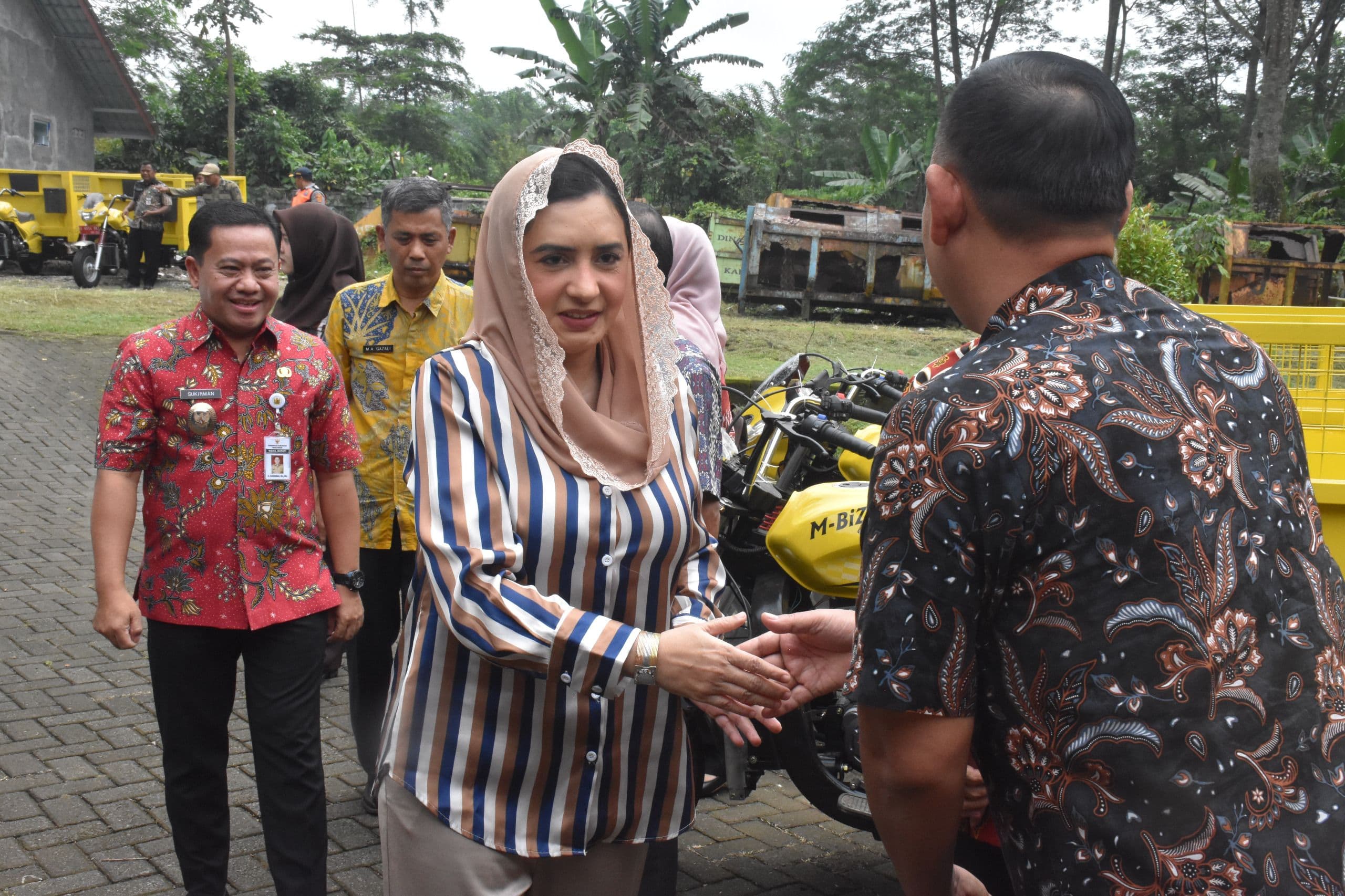 DORONG PENGELOLAAN SAMPAH LEBIH EFEKTIF, PEMKAB PEKALONGAN SERAHKAN 20 KENDARAAN RODA TIGA