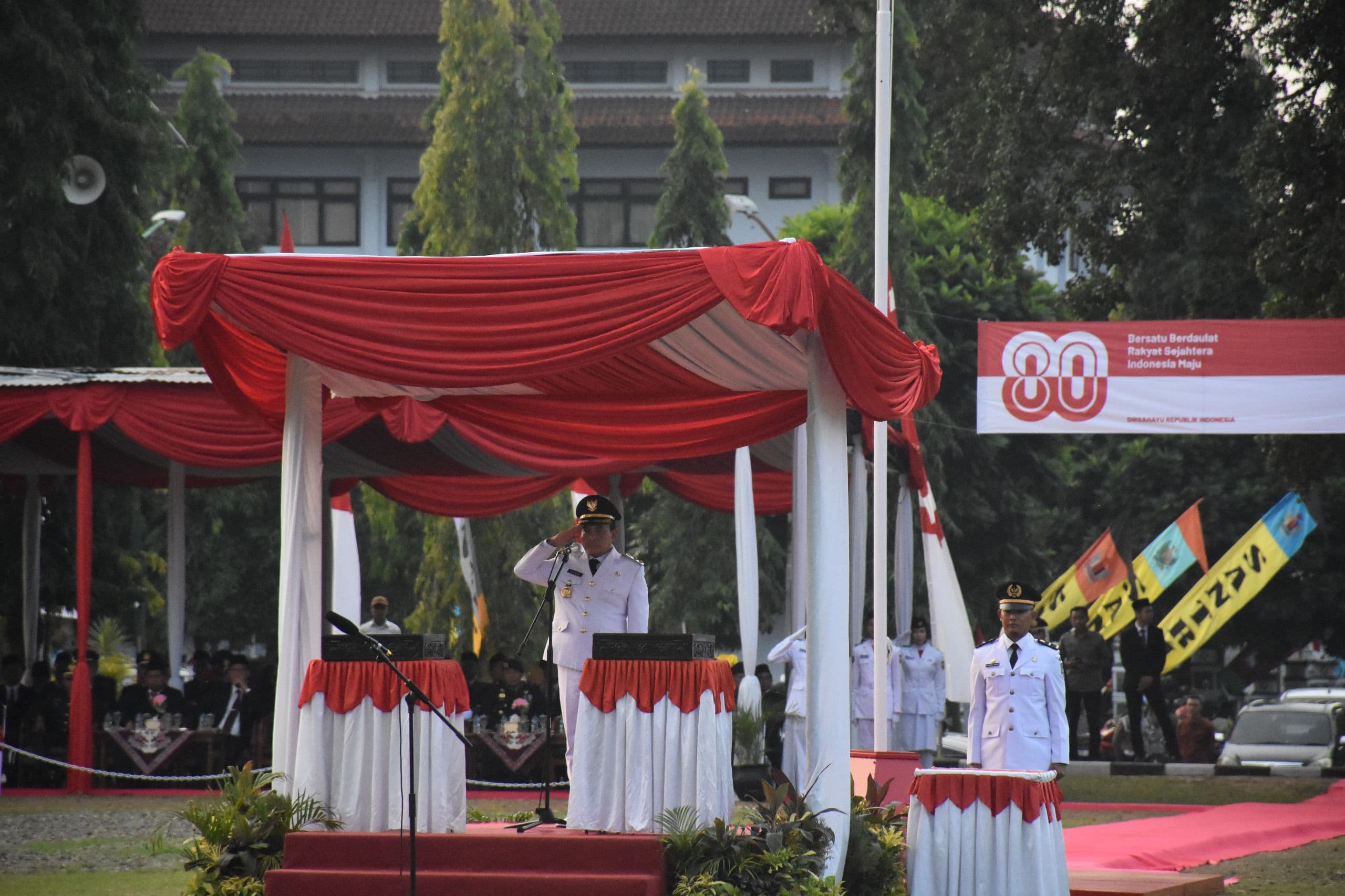 HUT RI KE-80, UPACARA PENURUNAN BENDERA DI KABUPATEN PEKALONGAN BERLANGSUNG KHIDMAT
