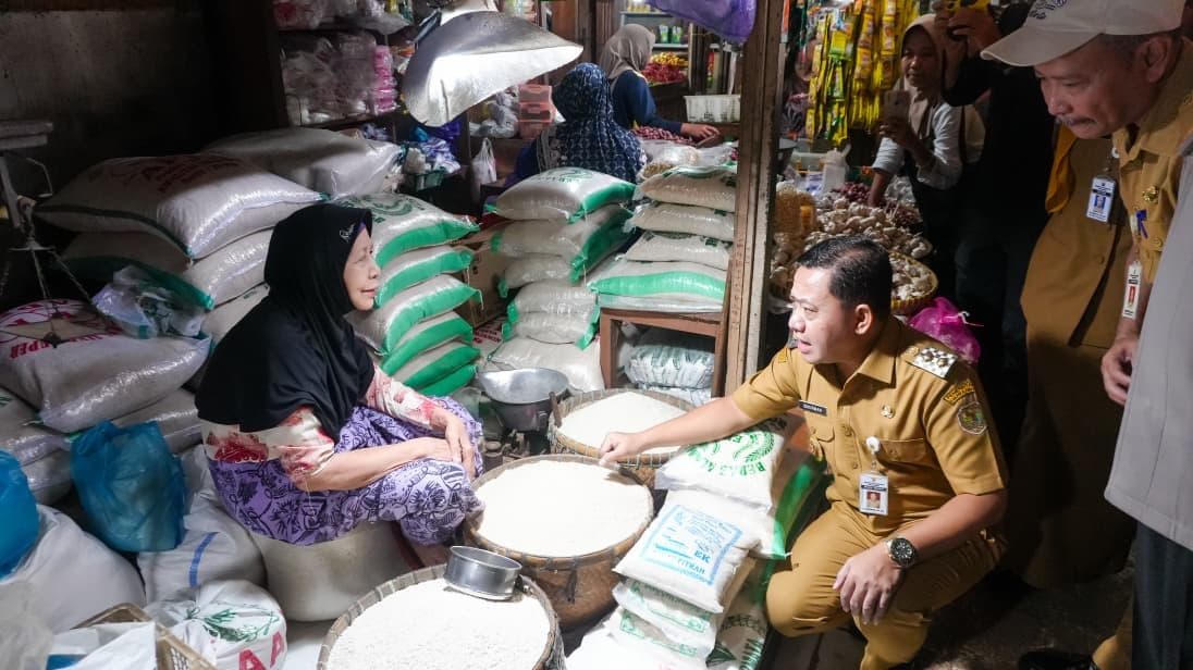 JELANG LEBARAN, PLT BUPATI PEKALONGAN CEK STABILITAS HARGA DI PASAR KAJEN