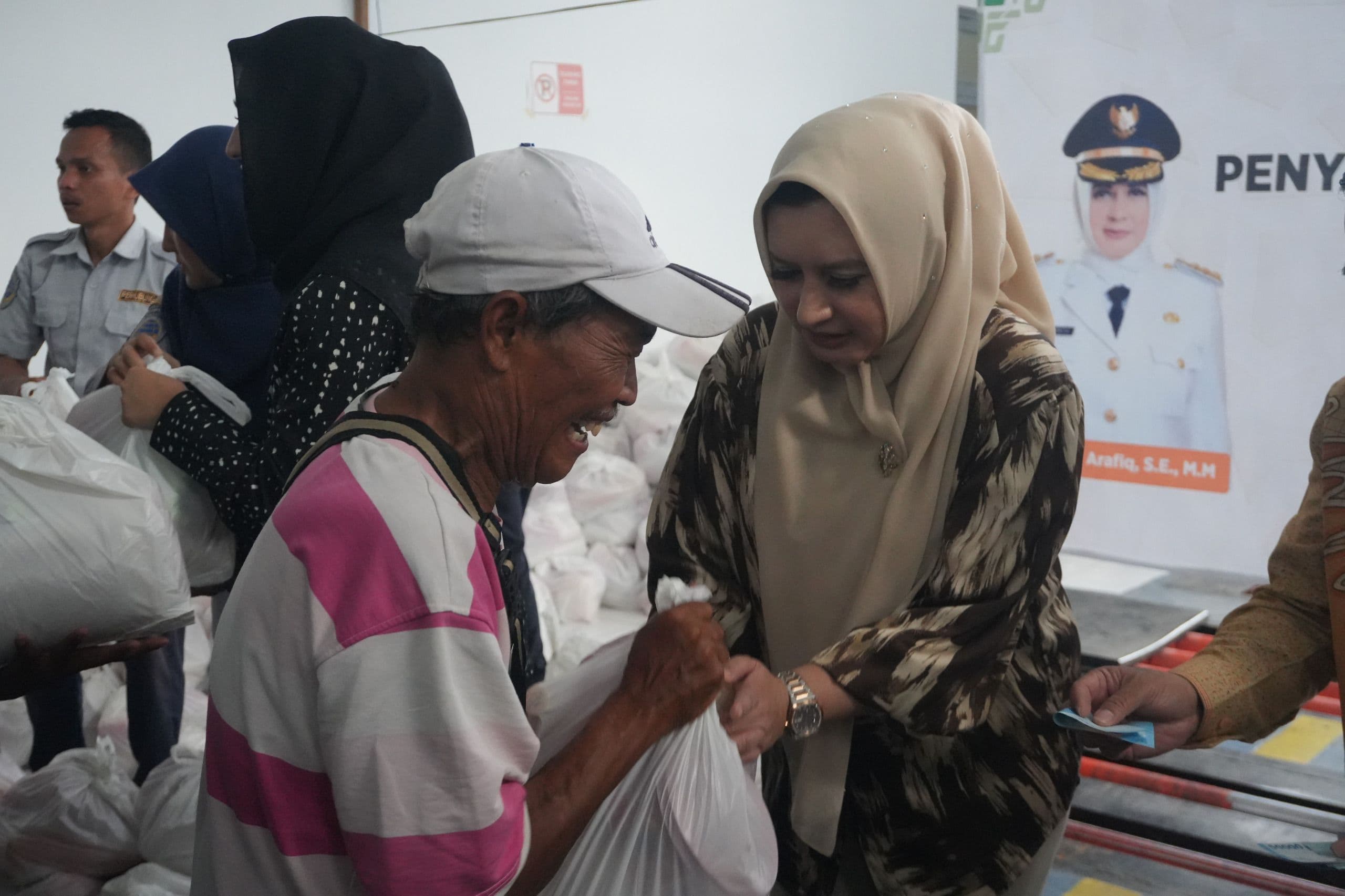 PEMERINTAH KABUPATEN PEKALONGAN SALURKAN BANTUAN PANGAN UNTUK 399 JURU PARKIR JELANG IDUL FITRI 2025