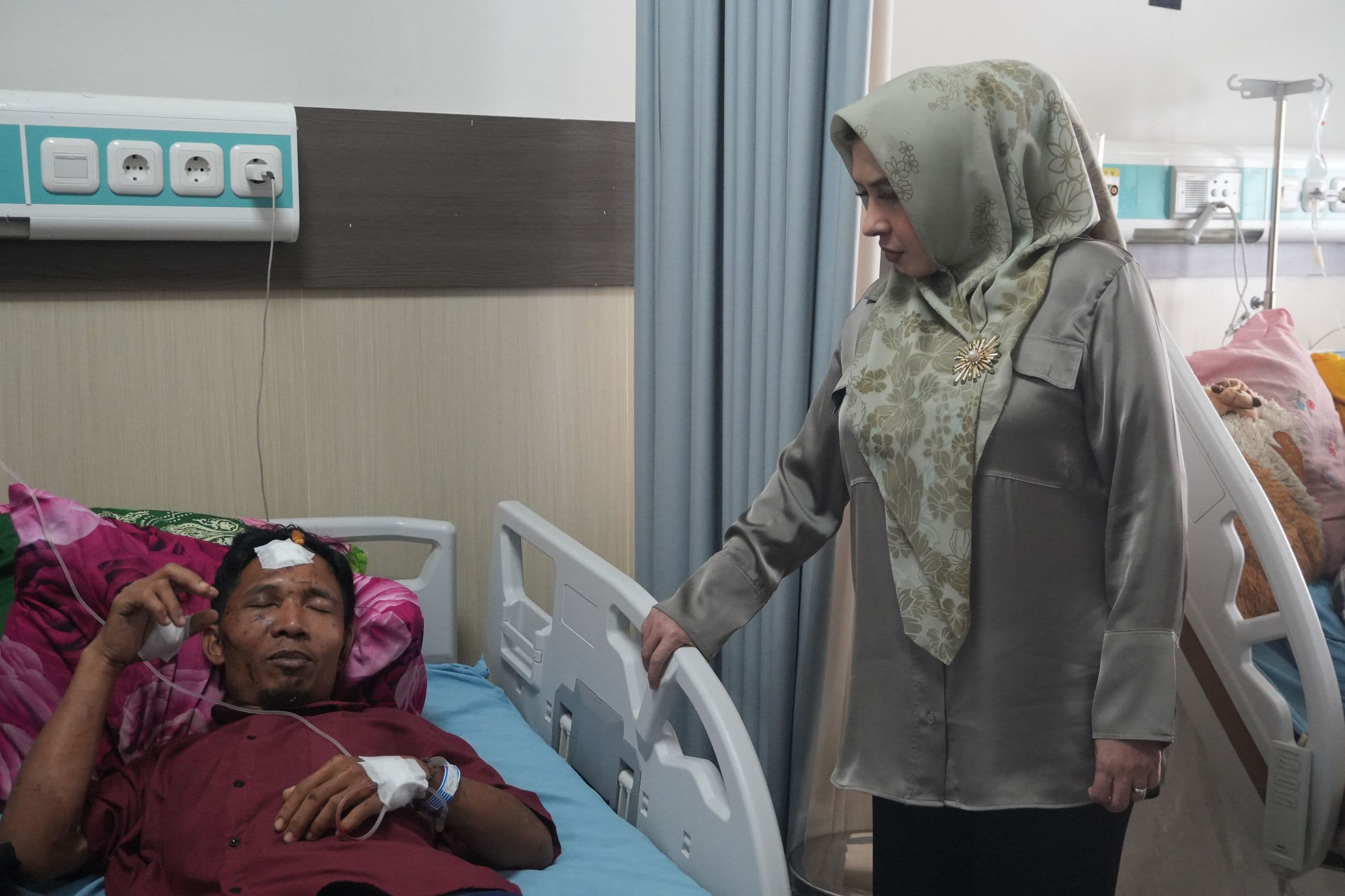 KUNJUNGI KORBAN LONGSOR PETUNGKRIYONO DI RSUD KAJEN, BUPATI FADIA : ‘’INI MENJADI PERHATIAN KHUSUS KITA MENJAMIN PERAWATANNYA’’