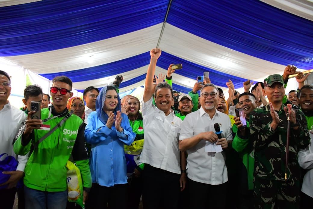 MENKO PANGAN KUNJUNGI PEKALONGAN, BAGIKAN 250 PAKET BERAS GRATIS UNTUK OJOL