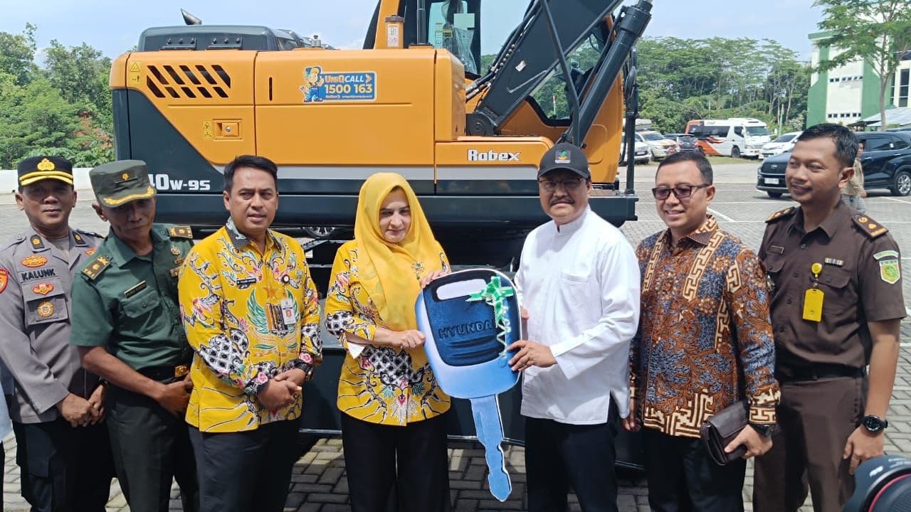 MENSOS RI SERAHKAN BANTUAN EKSKAVATOR UNTUK PEMKAB PEKALONGAN