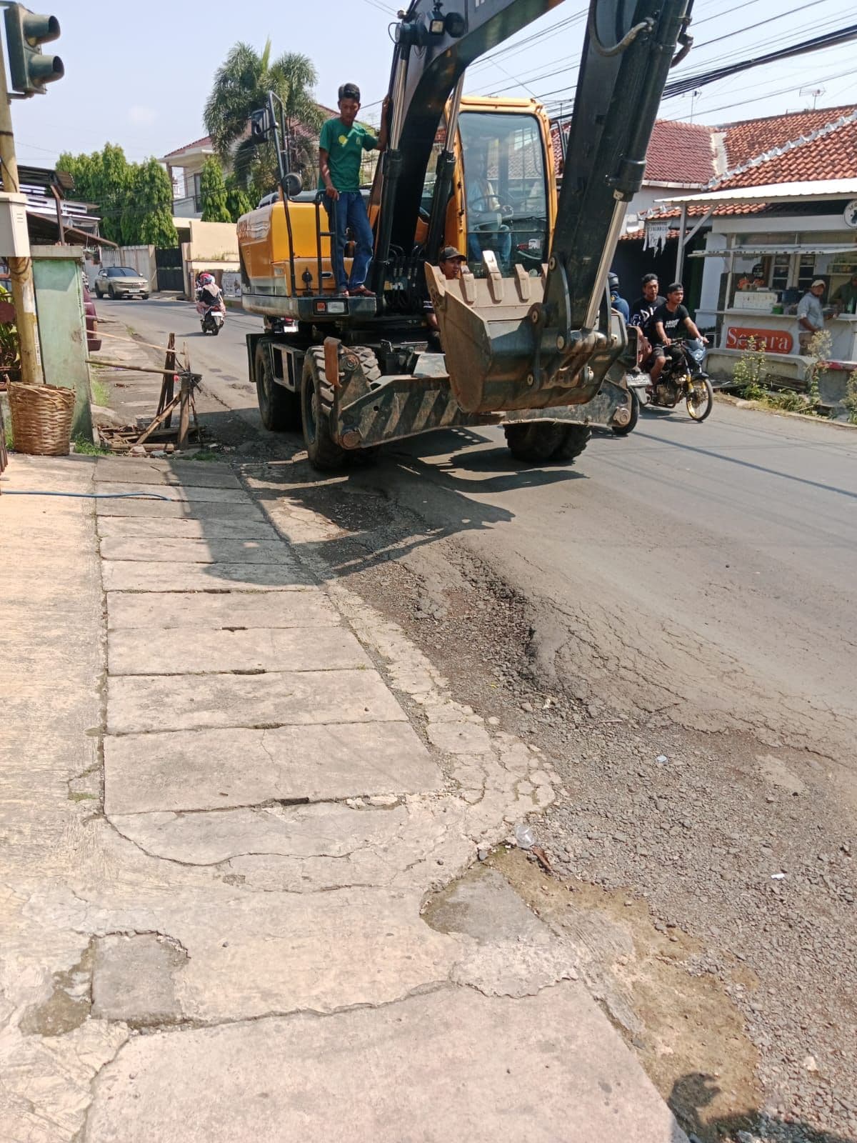 OPTIMALKAN LAYANAN KE MASYARAKAT, DPU TARU LAKUKAN KEPRASAN JALAN DAN PEMBERSIHAN GORONG-GORONG