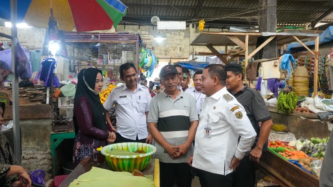 PASTIKAN KETERSEDIAAN PANGAN, WABUP PEKALONGAN TURUN KE PASAR KESESI