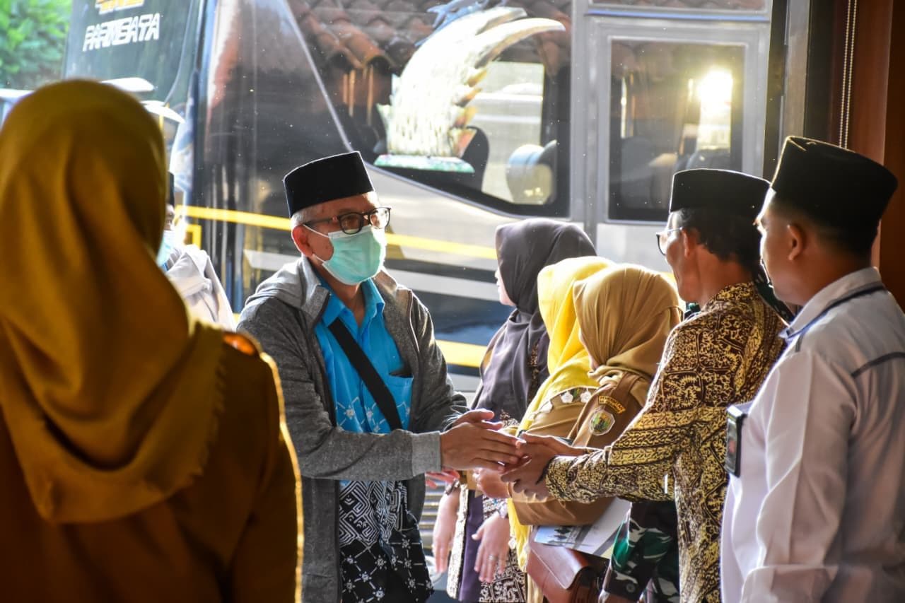 PEMKAB PEKALONGAN SAMBUT KEPULANGAN JAMAAH HAJI KLOTER 13, HARAP JADI TELADAN DI MASYARAKAT