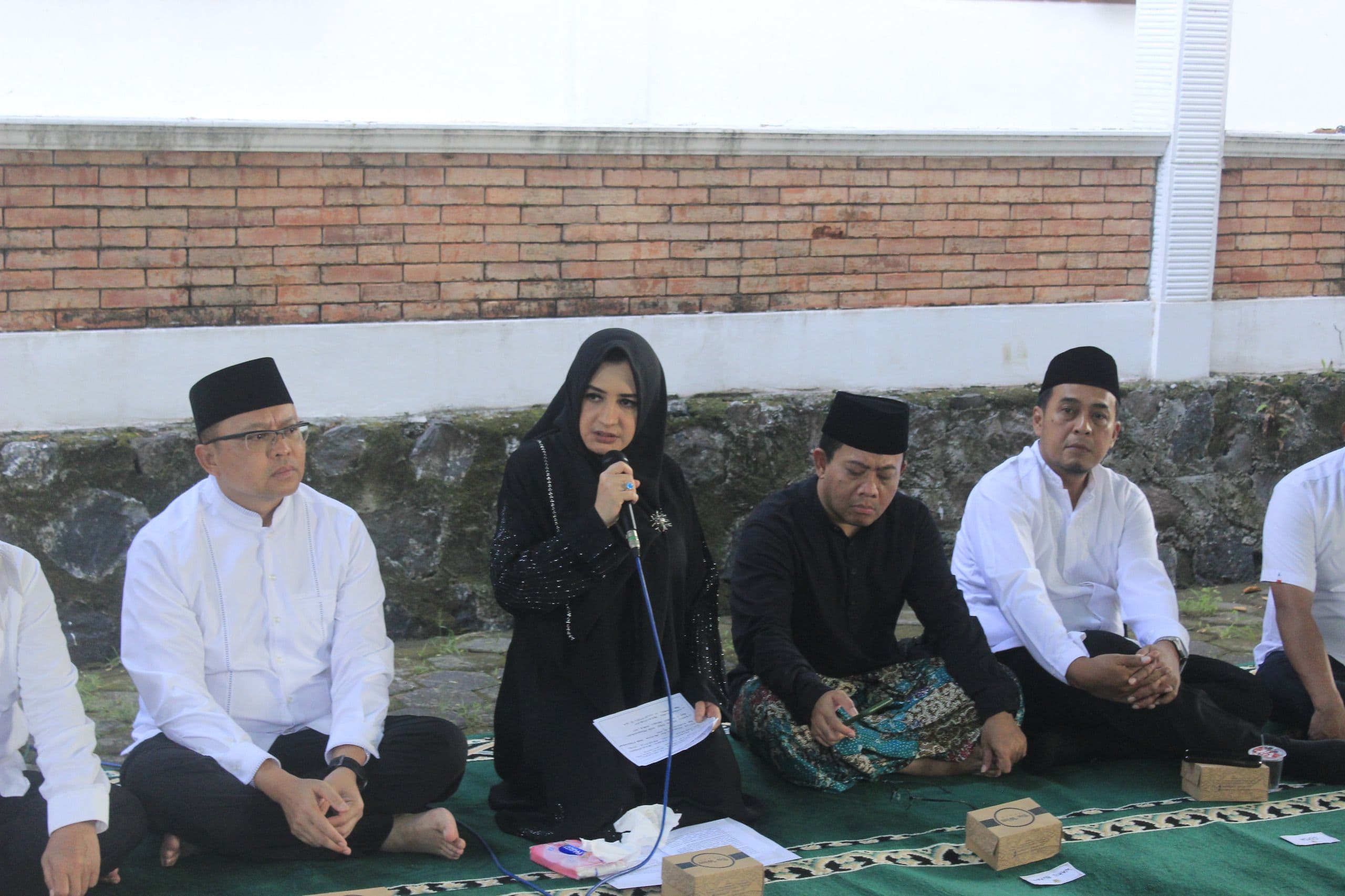 PERINGATI JASA PENDAHULU, BUPATI FADIA PIMPIN ZIARAH TAHUNAN KE MAKAM KYAI MANDUROREJO