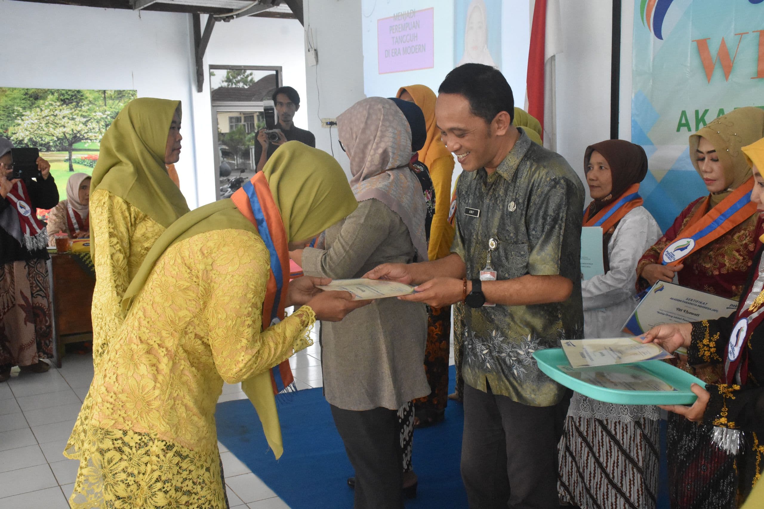 PERKUAT PERAN PEREMPUAN, AKADEMI PARADIGTA INDONESIA GELAR WISUDA BERTEMA “SETIAP ORANG ADALAH PEMIMPIN”