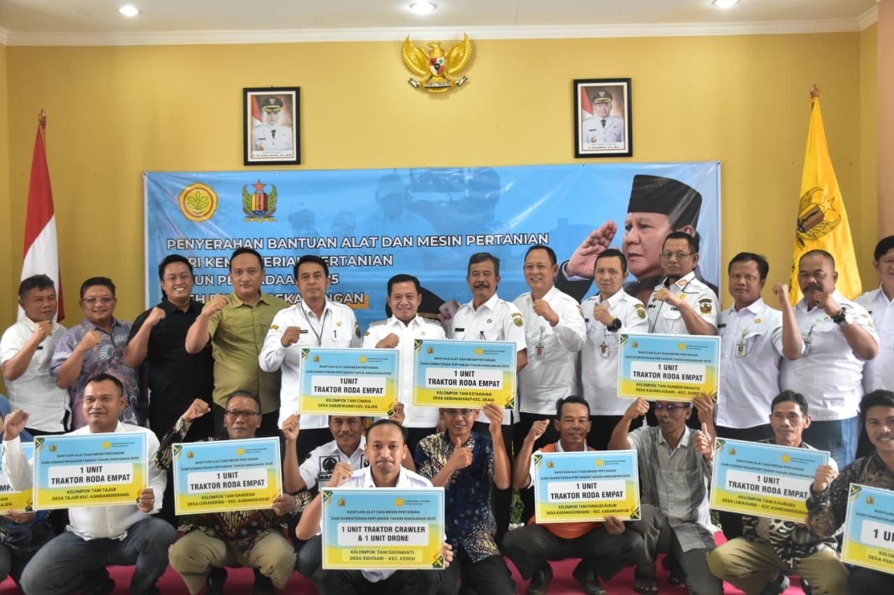 PERKUAT SEKTOR PERTANIAN, WAKIL BUPATI PEKALONGAN SERAHKAN BANTUAN ALSINTAN KE KELOMPOK TANI