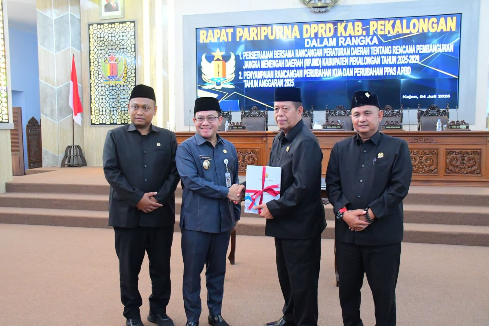 SEPAKATI RAPERDA RPJMD 2025-2029, PEMKAB PEKALONGAN BERSAMA DPRD KABUPATEN PEKALONGAN SETUJU PENYELARASAN KEBIJAKAN
