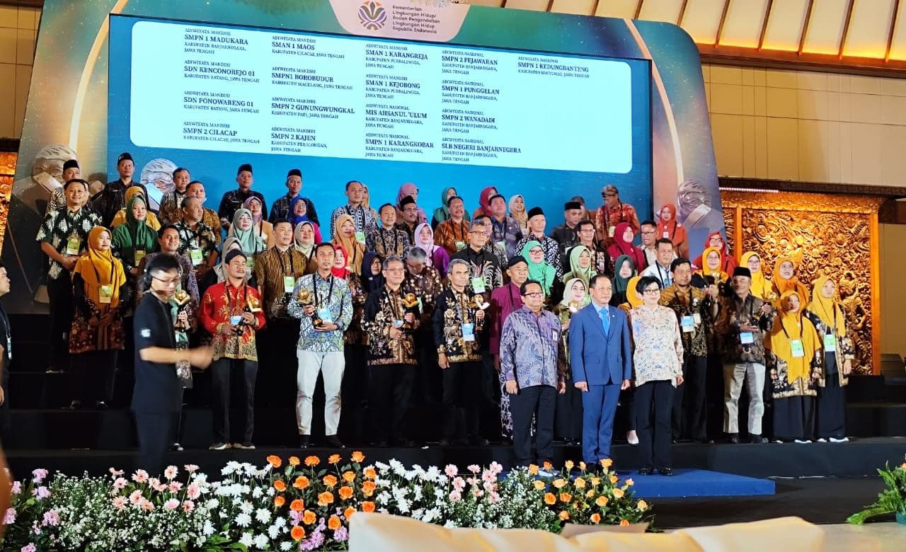 SMP NEGERI 2 KAJEN DAN SMA NEGERI 1 DORO RAIH PENGHARGAAN SEKOLAH ADIWIYATA MANDIRI DAN ADIWIYATA NASIONAL TAHUN 2025