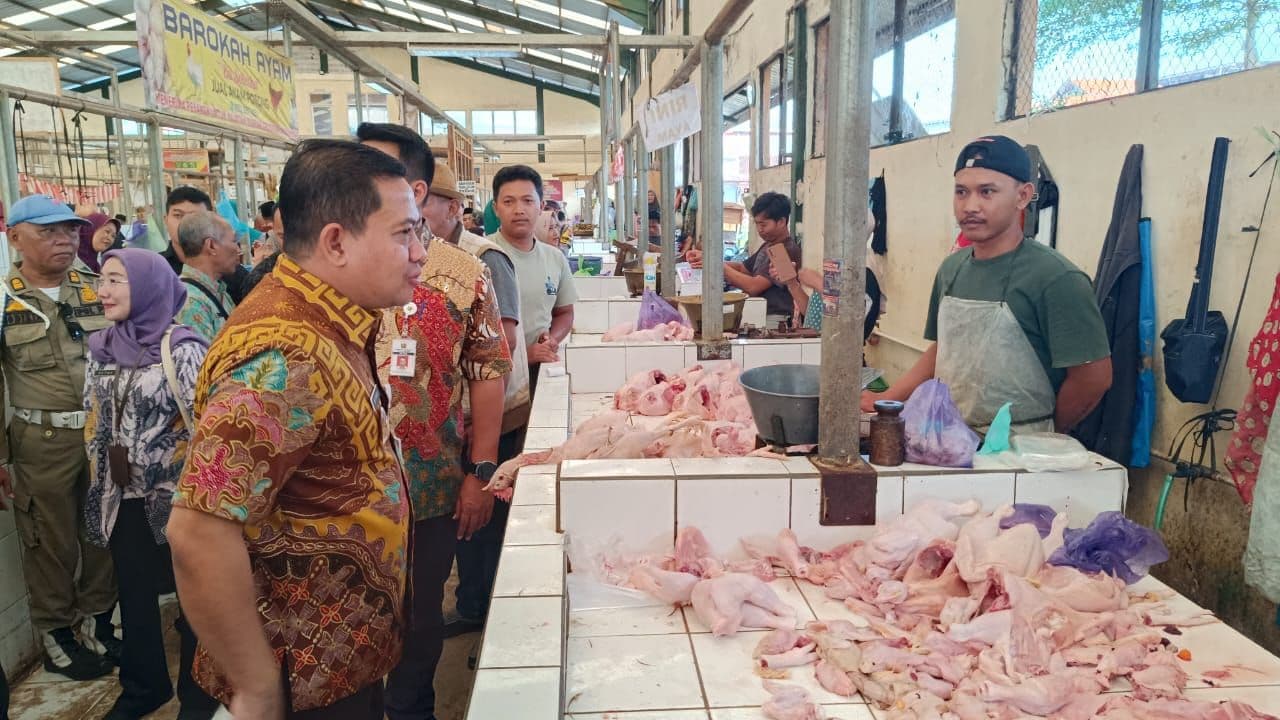 SIDAK, WAKIL BUPATI PANTAU HARGA DAGING DI PASAR KEDUNGWUNI