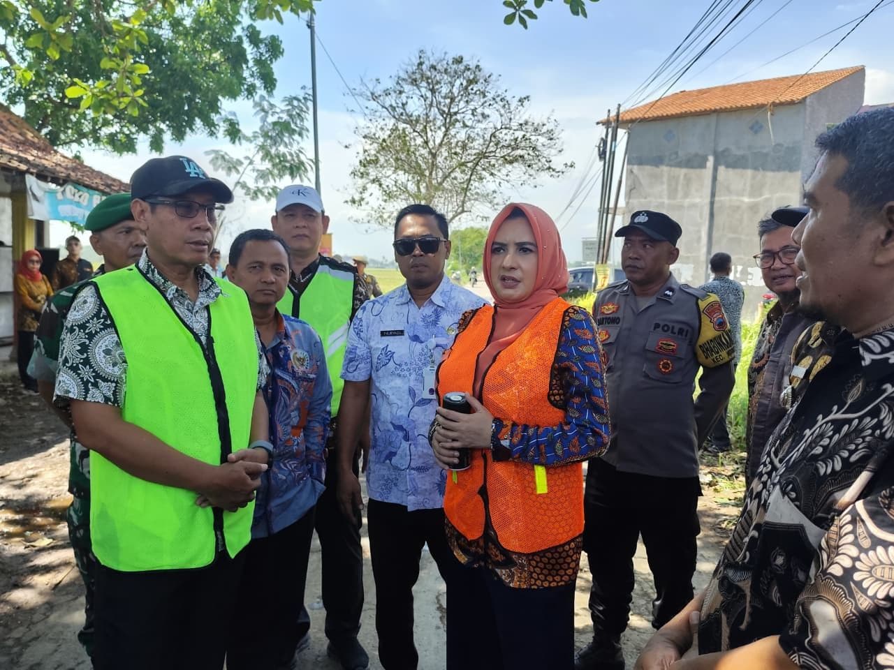 TINJAUAN JALAN RUSAK DESA WERDI, BUPATI FADIA PASTIKAN TAHUN 2025 MANTAP