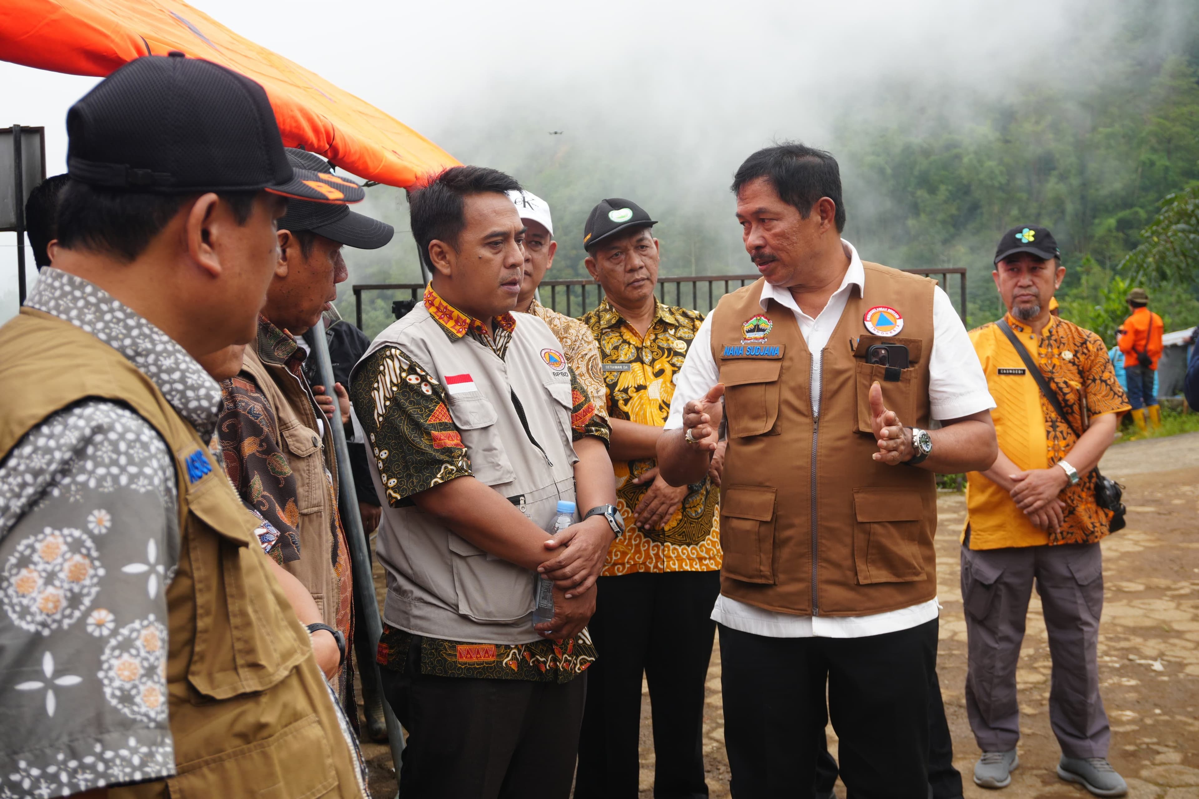 TINJAU LOKASI LONGSOR DI PETUNGKRIYONO, PJ GUBERNUR JATENG DAN BUPATI PEKALONGAN KOMITMEN BERSINERGI PERCEPAT PENANGANAN