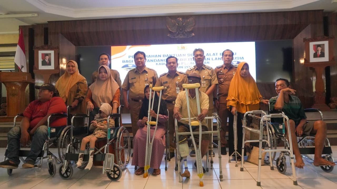 WABUP PEKALONGAN SERAHKAN BANTUAN SOSIAL BAGI PENYANDANG DISABILITAS DAN LANSIA