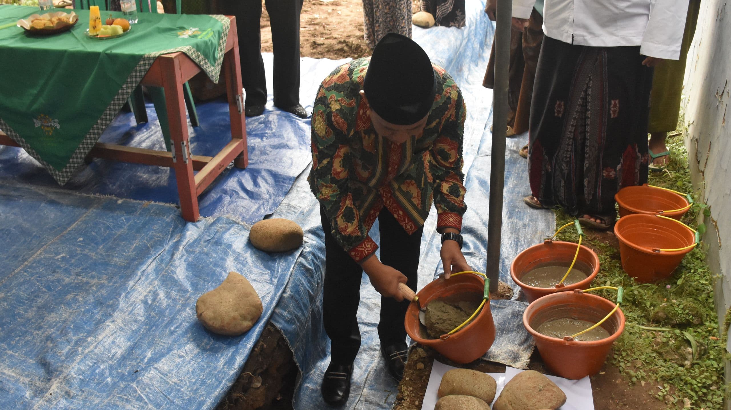 WABUP SUKIRMAN LETAKKAN BATU PERTAMA PEMBANGUNAN SEKRETARIAT NU RANTING MADUKARAN PESANTUNAN